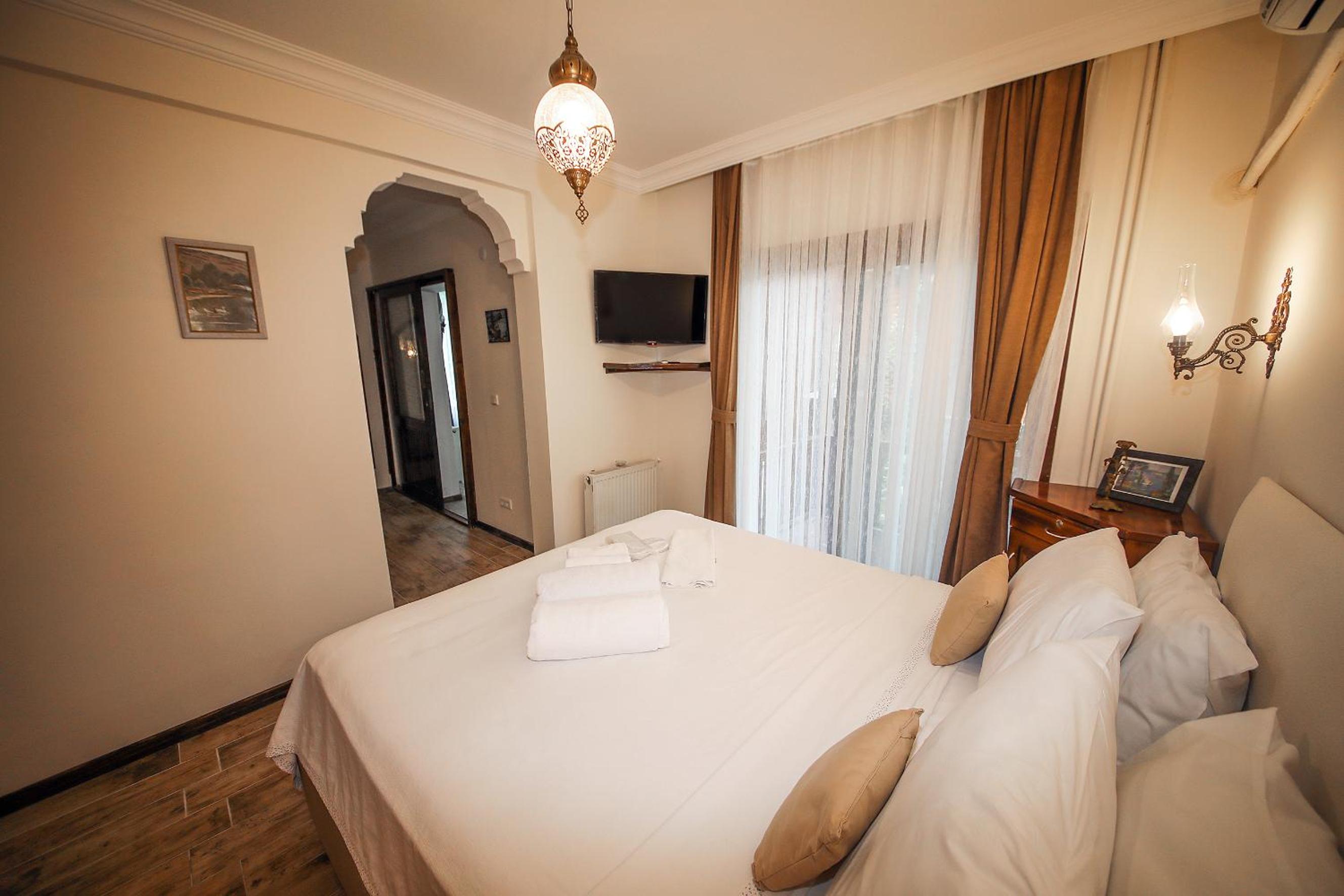 Deluxe King Suite photo 2