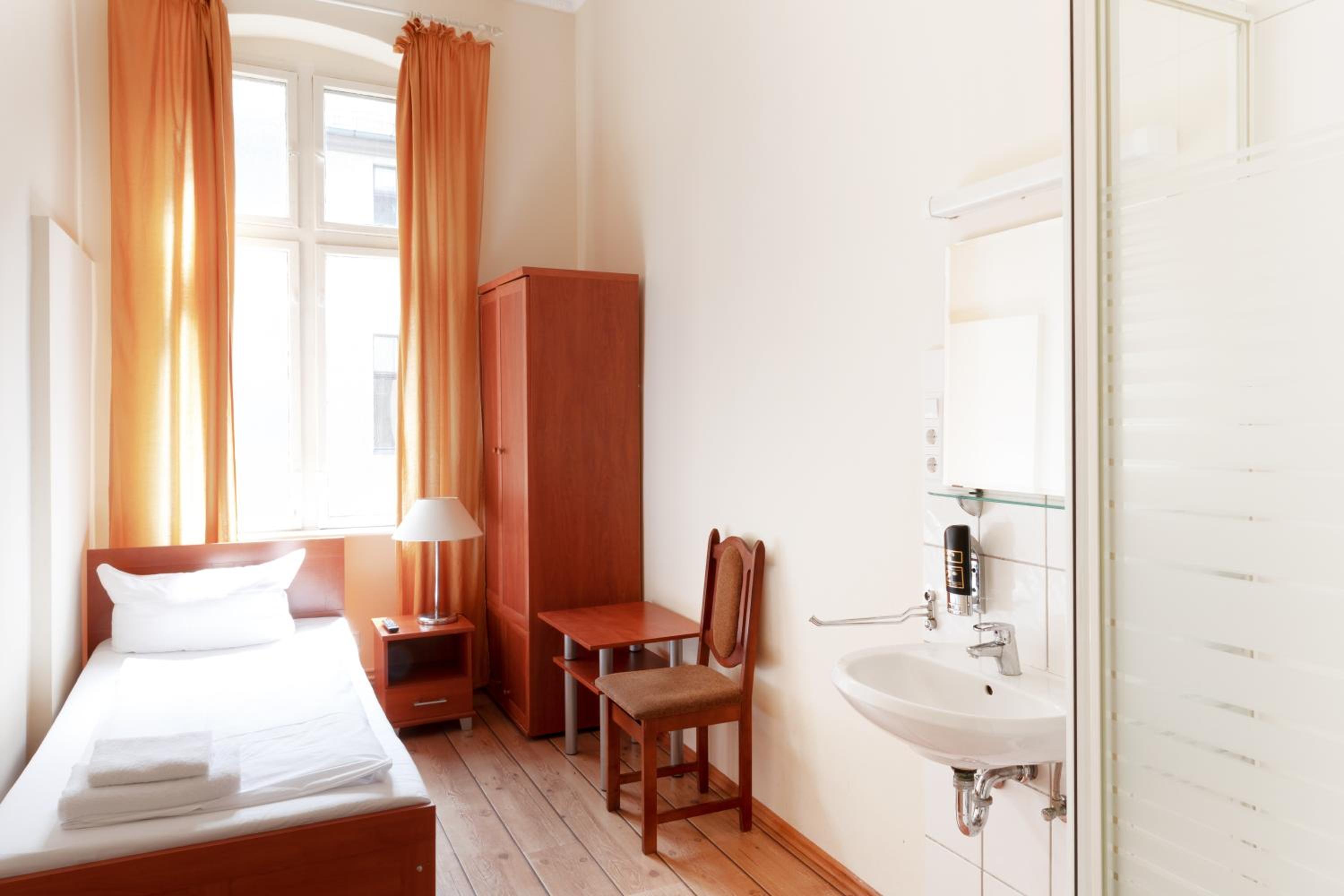 Economy Single Room with shower photo 2