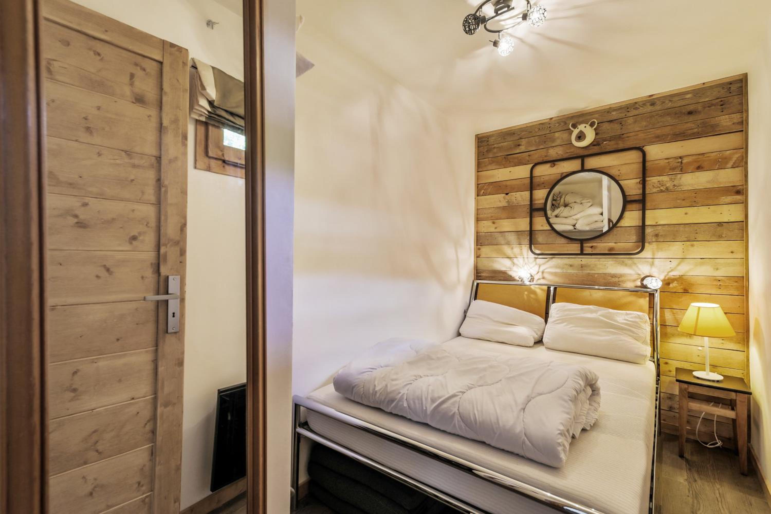 Select One-Bedroom Apartment (4 People)