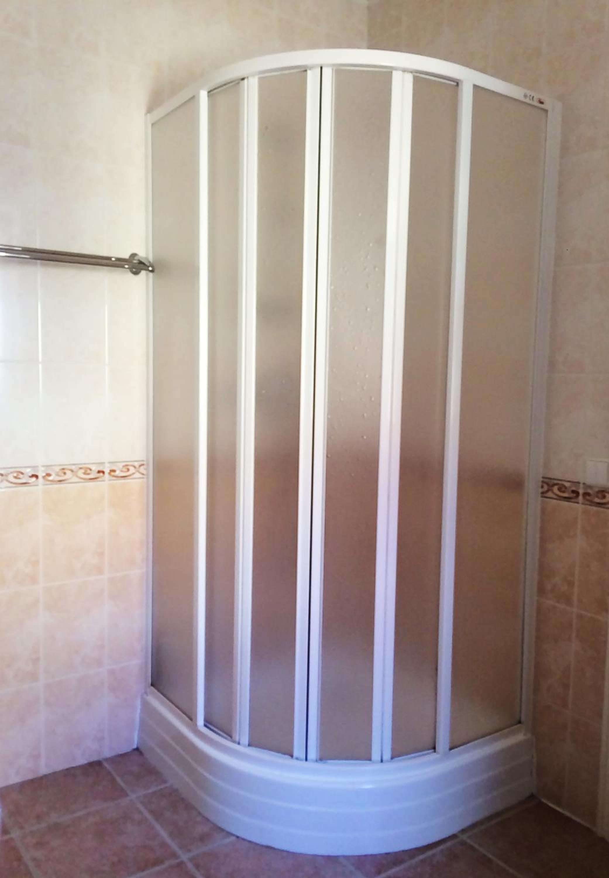Twin Room with Bathroom - Photo 4