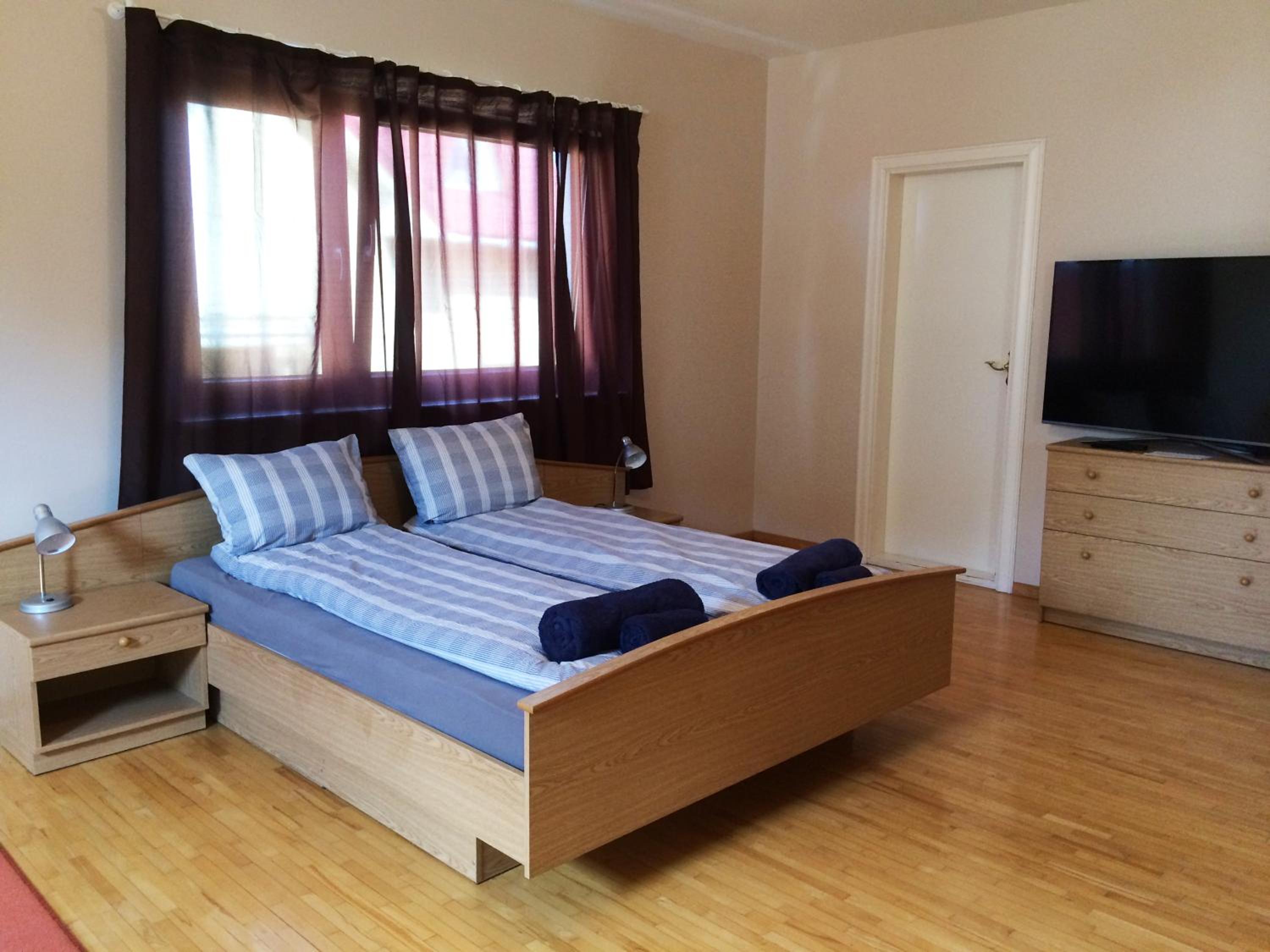 Twin Room with Bathroom - Photo 2
