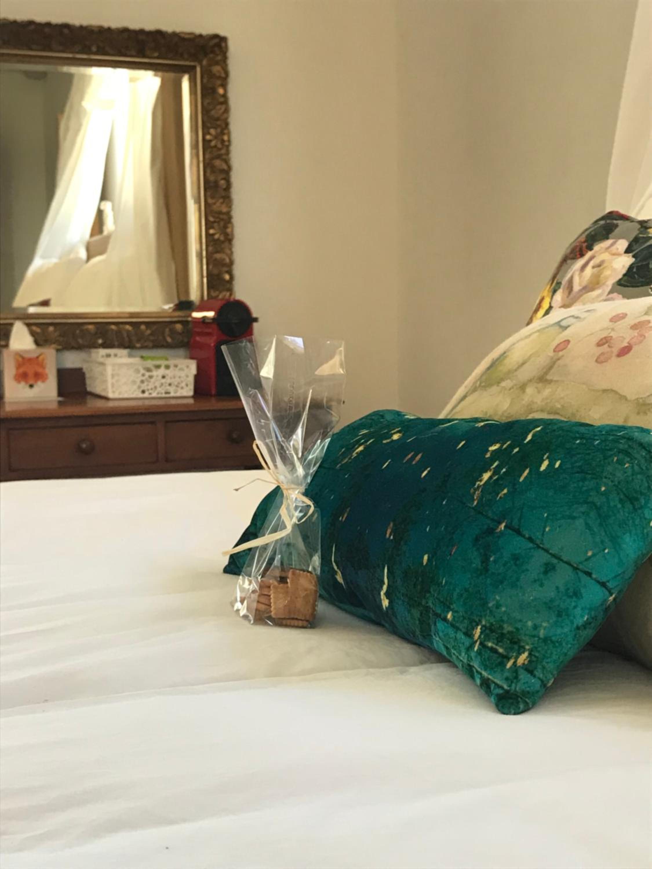 Deluxe Double Room with Bath - Photo 7