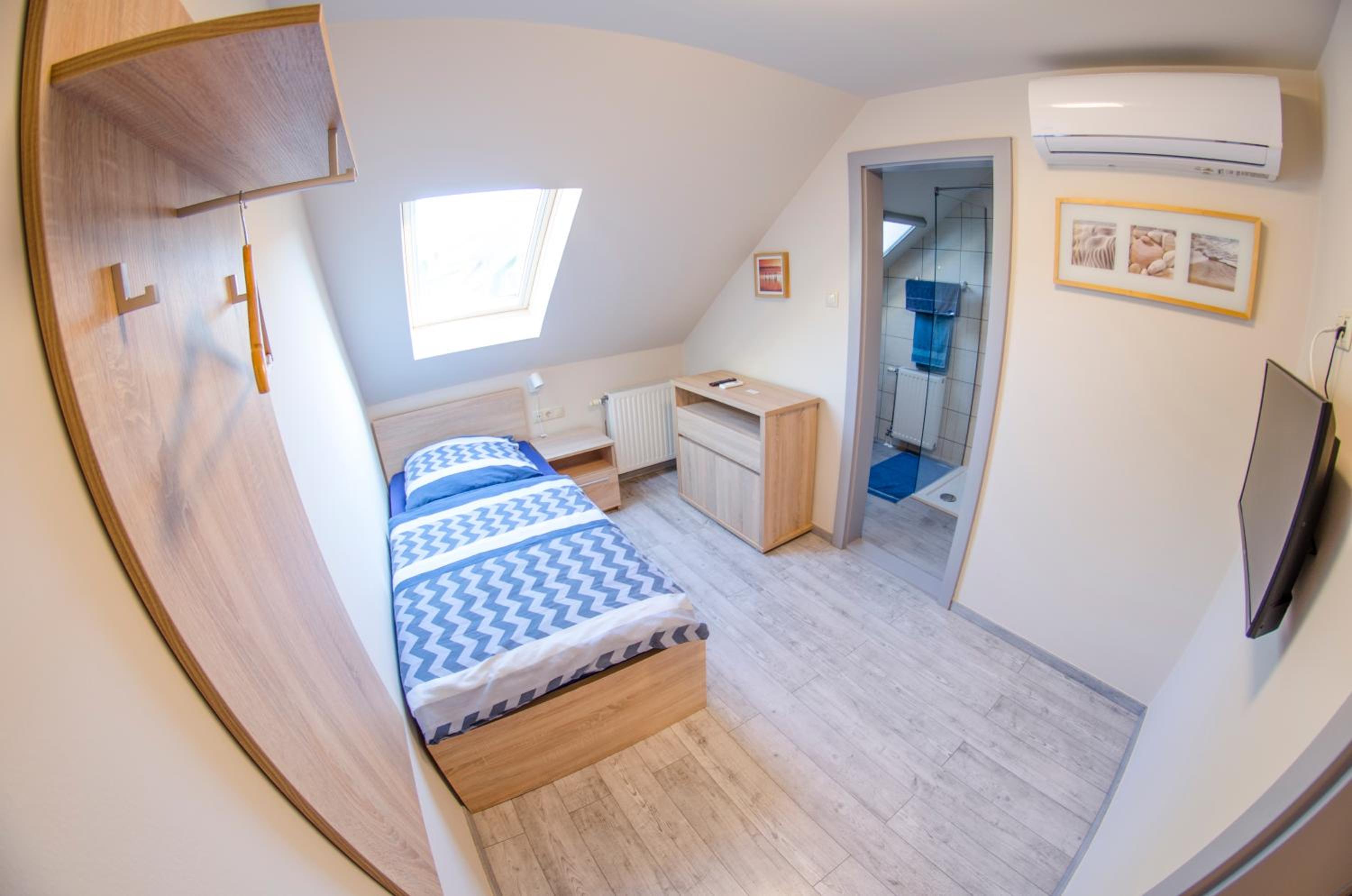 Single Room with Bath photo 1