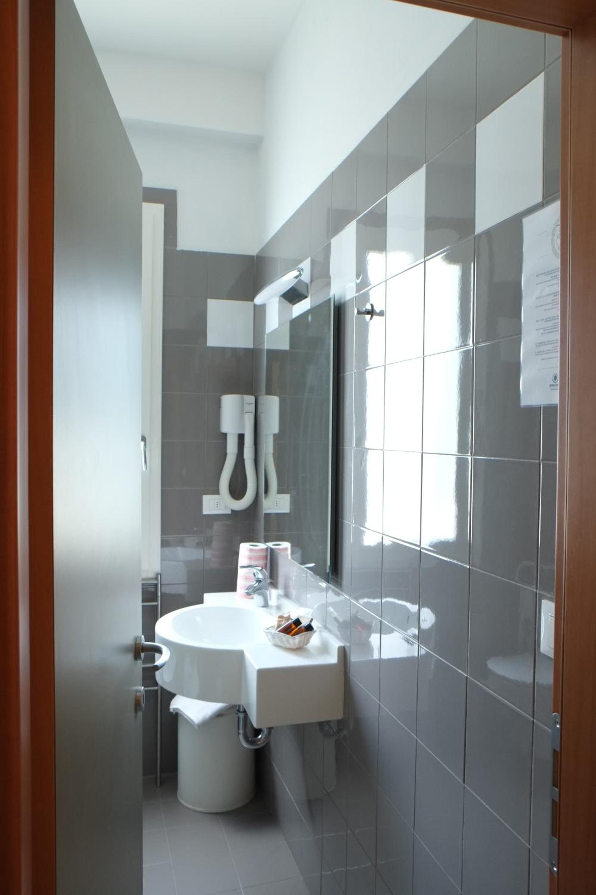 Double Room with Sea View - Photo 9