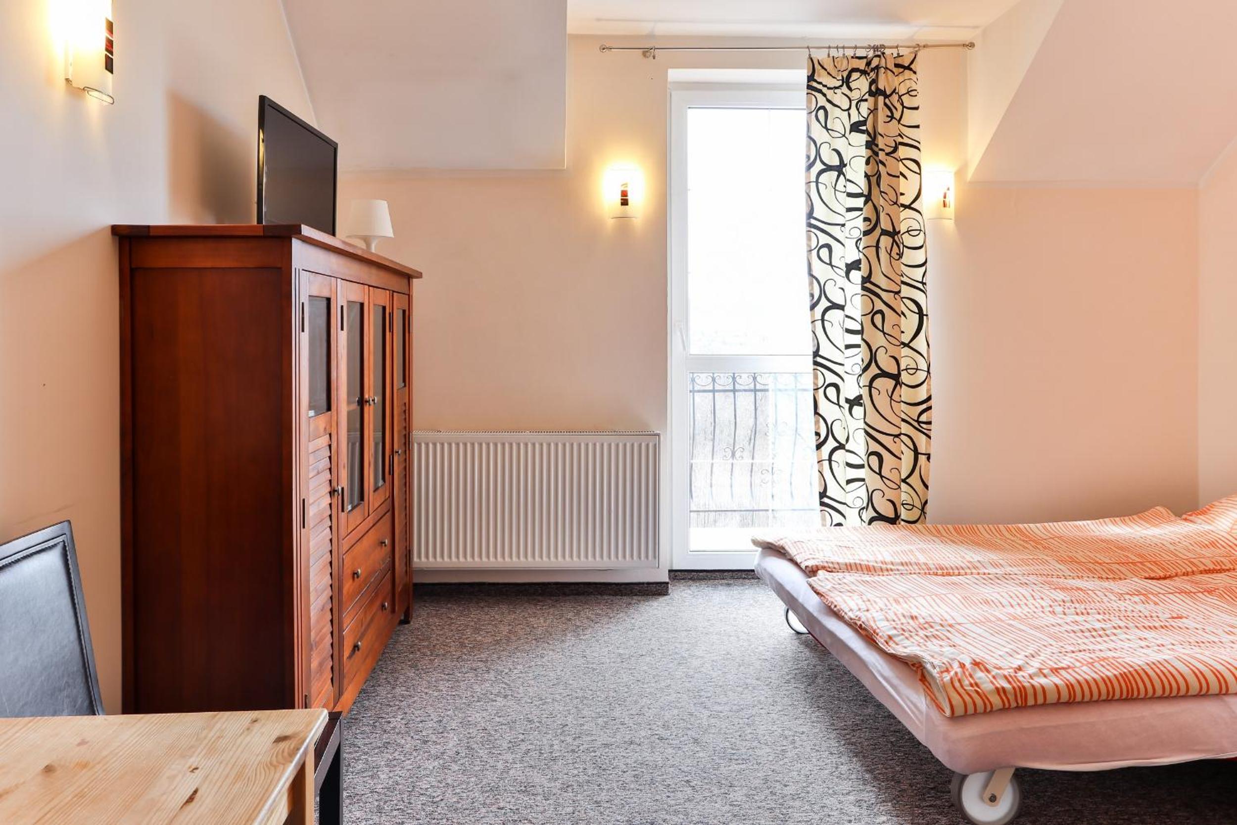 Double or Twin Room with Bathroom - Photo 1