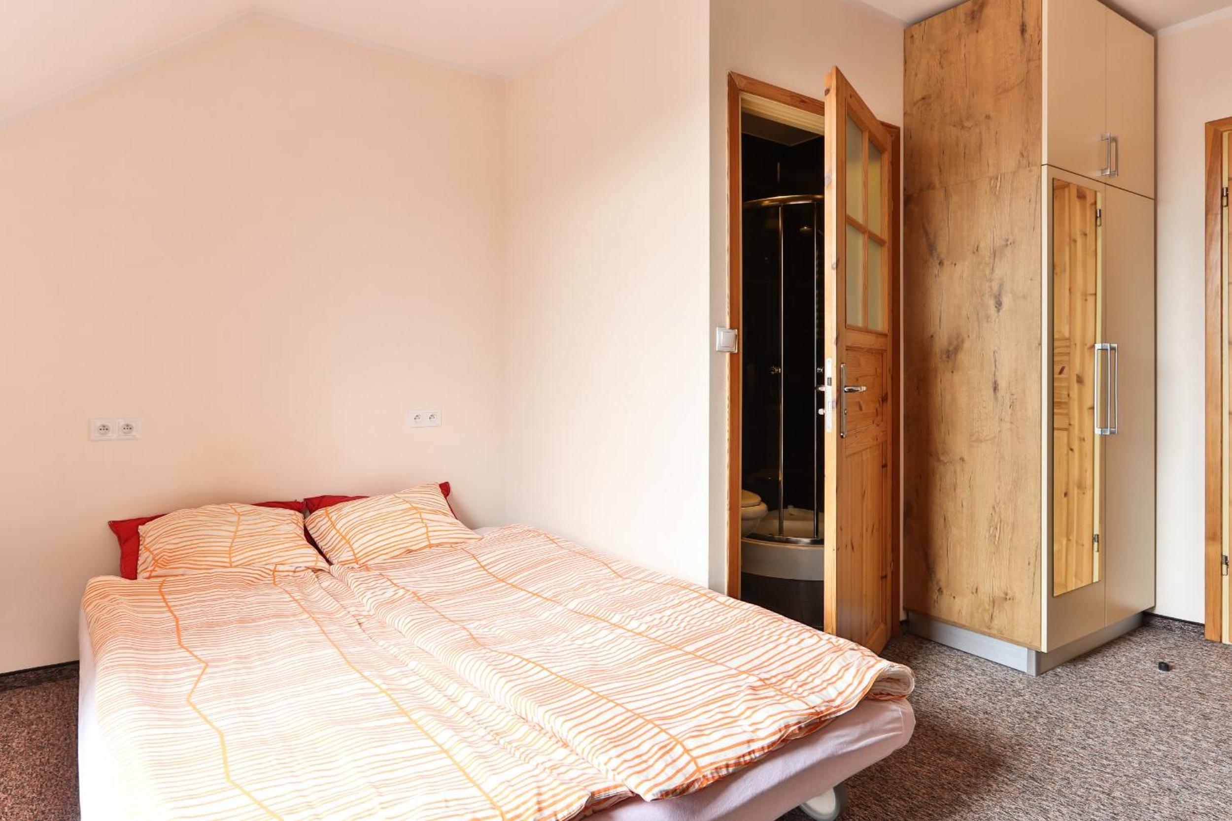 Double or Twin Room with Bathroom - Photo 3