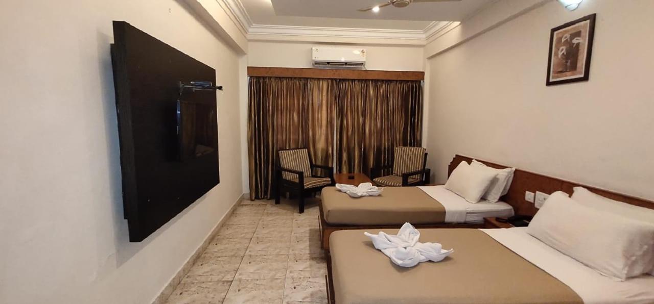 Deluxe Double Room with Fan - Photo 4