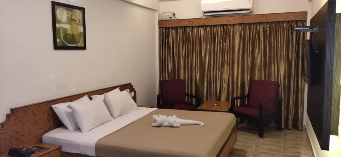Deluxe Double Room with Fan - Photo 5