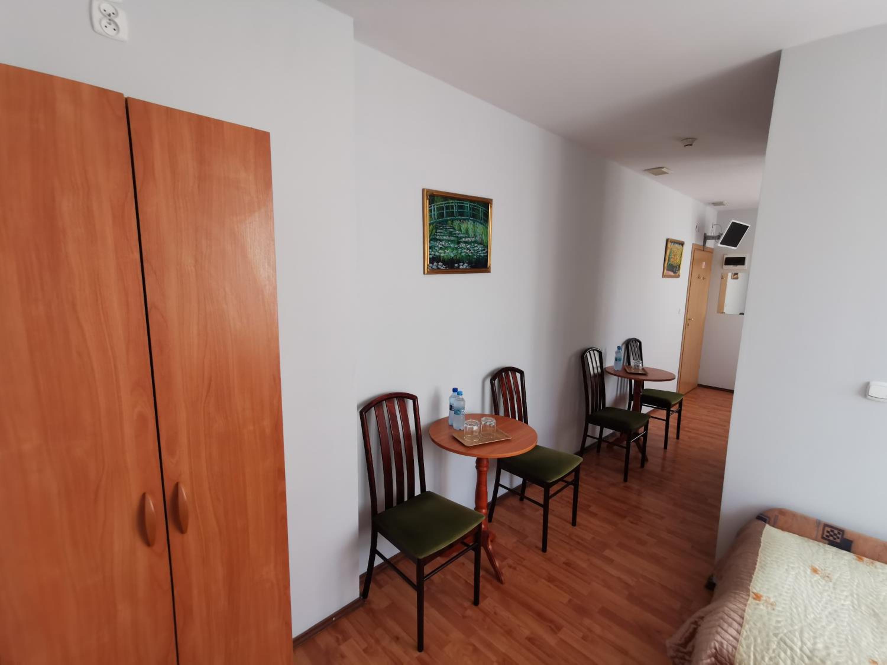 Quadruple Room with Private Bathroom - Photo 5
