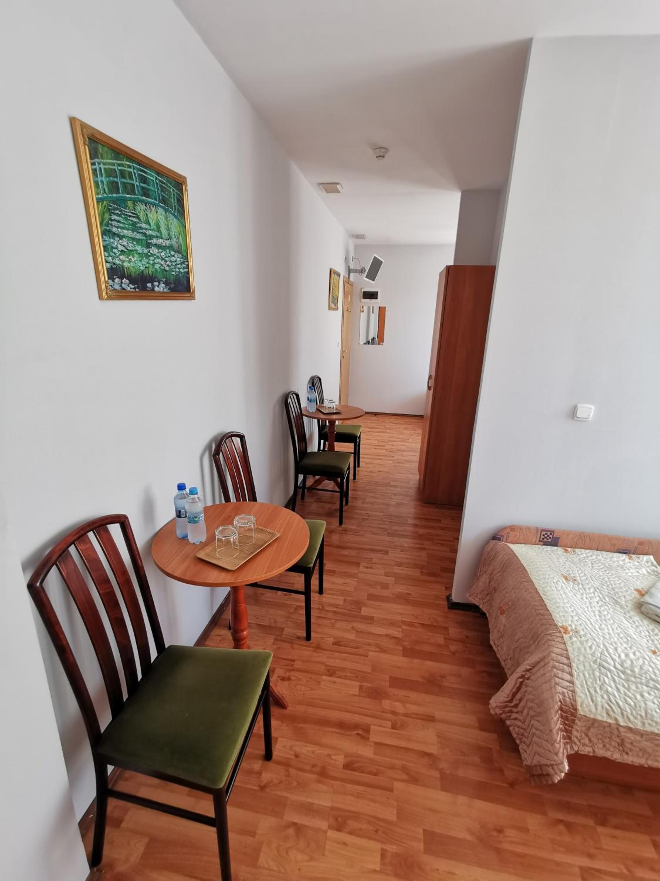 Quadruple Room with Private Bathroom - Photo 2