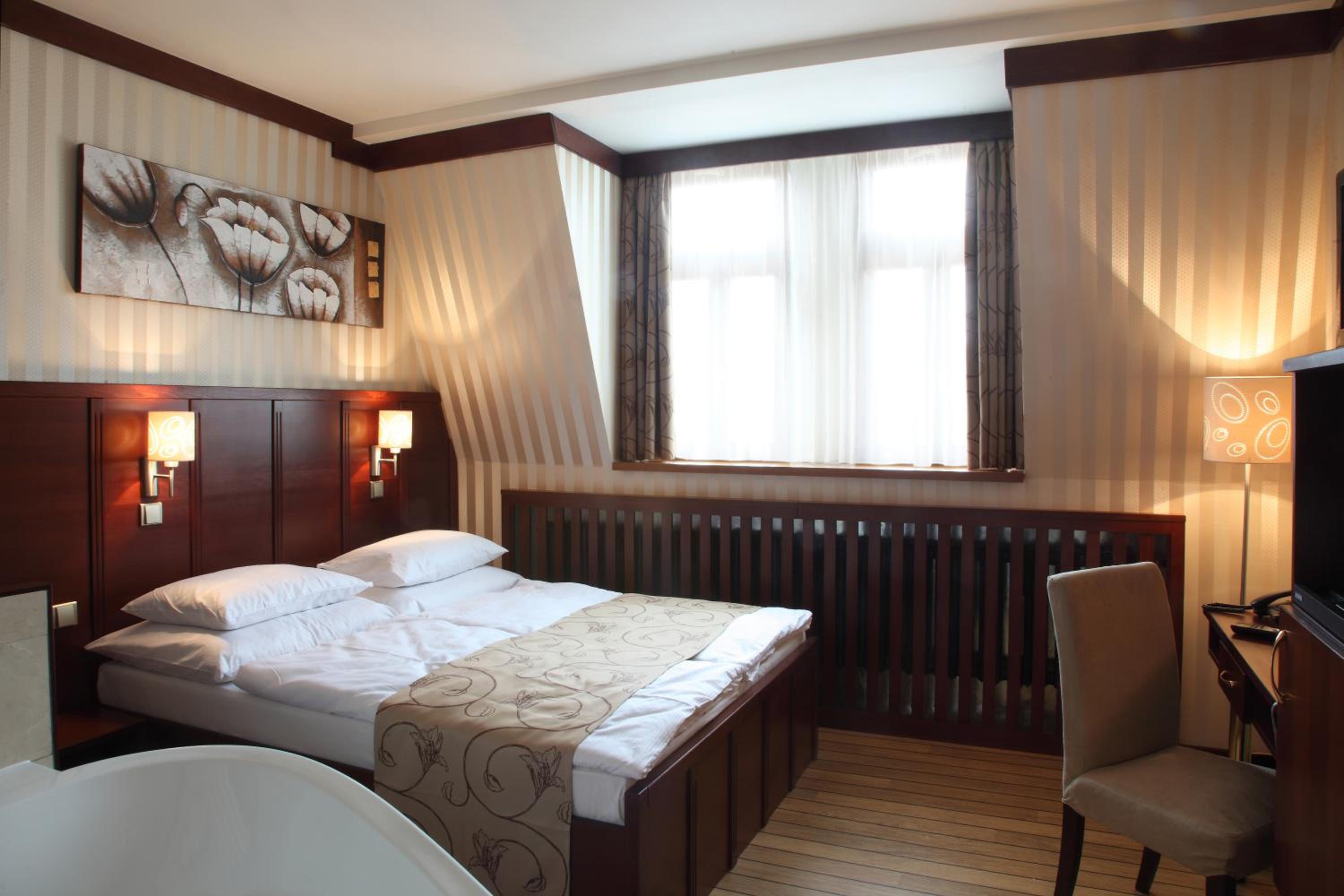Queen Suite with Spa Bath photo 3