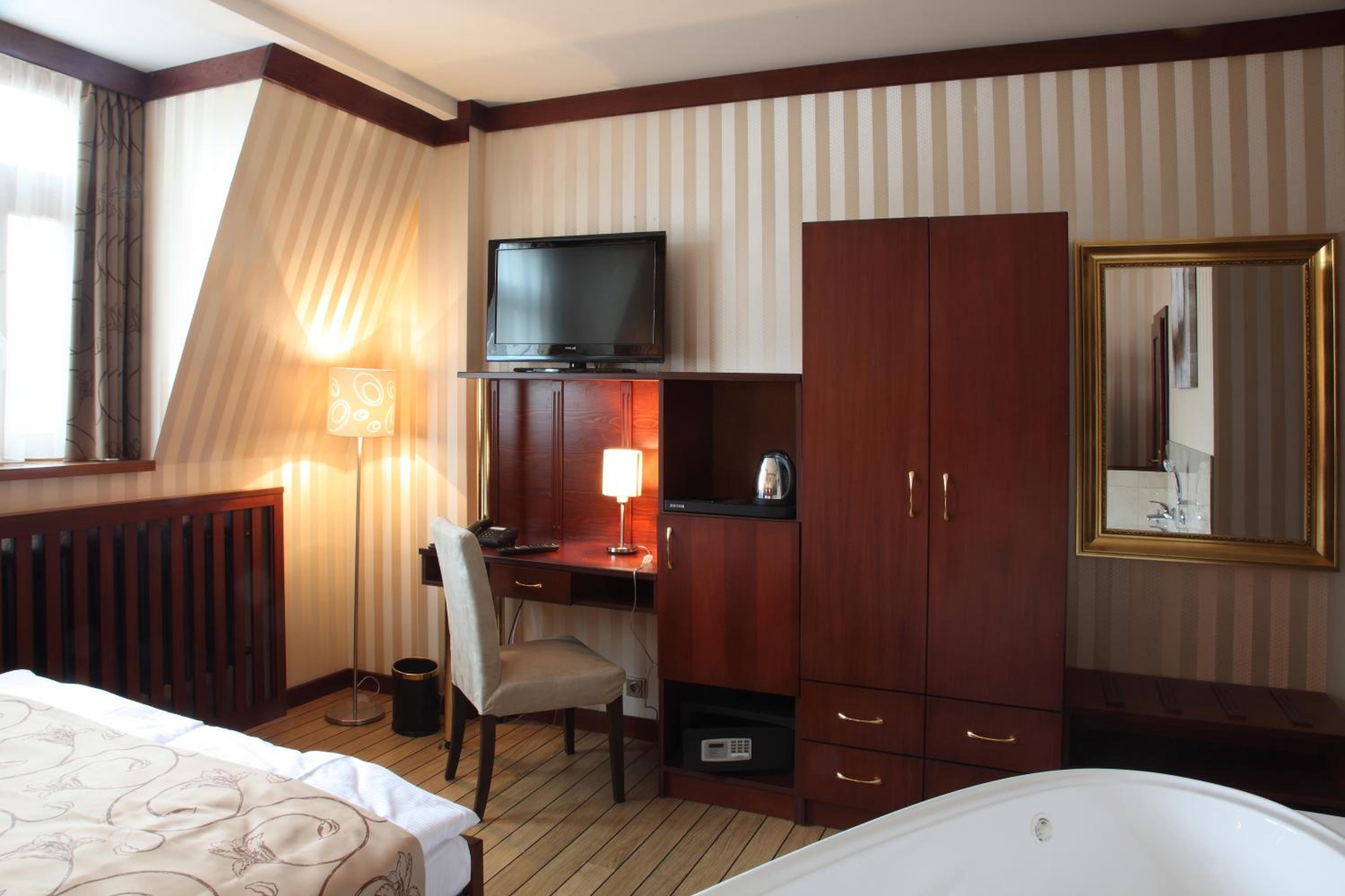 Queen Suite with Spa Bath photo 2