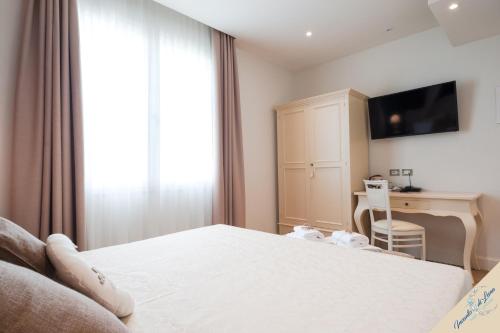 Deluxe Double or Twin Room - Photo 10