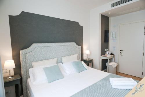 Standard Double or Twin Room - Photo 6