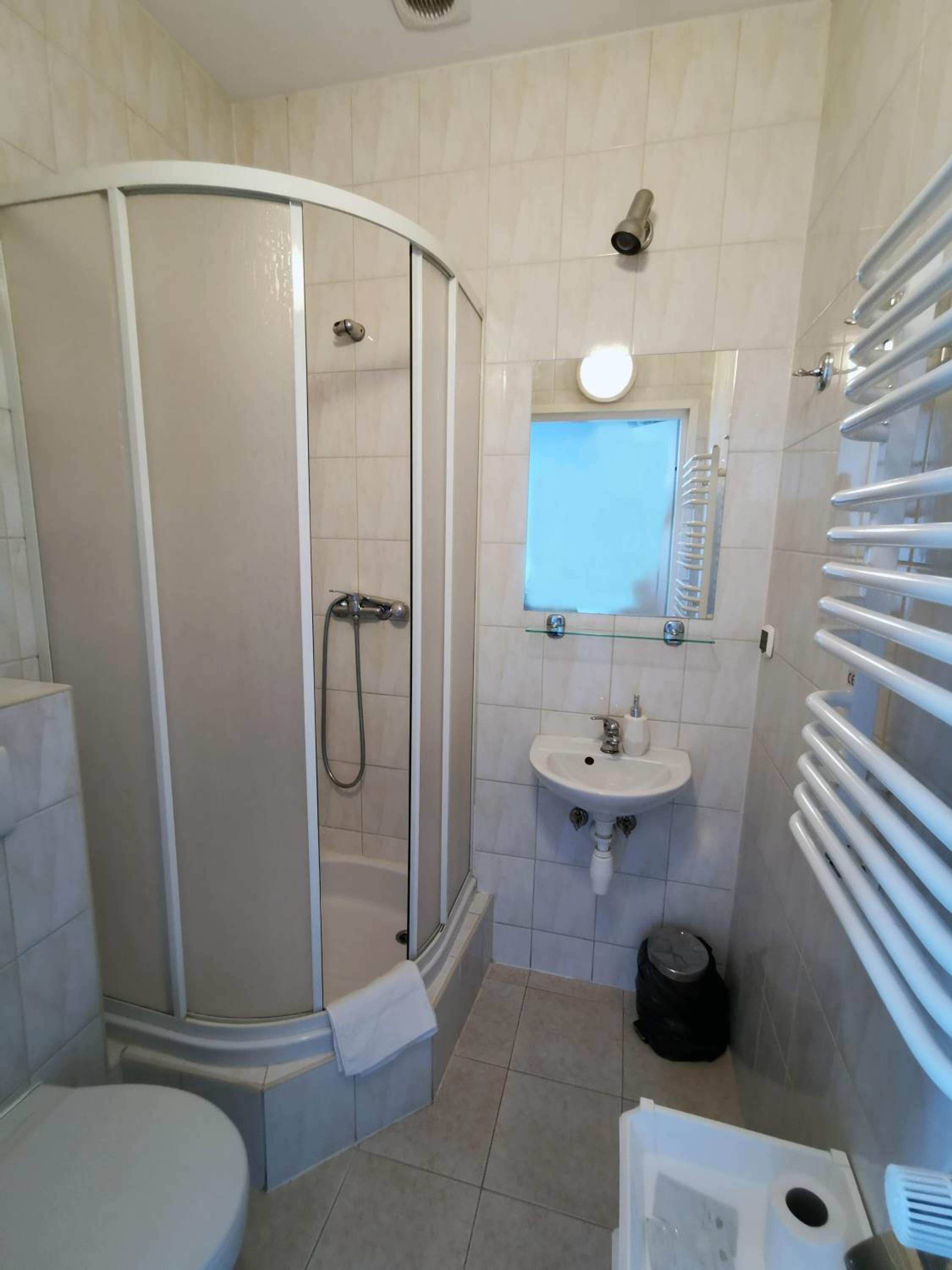 Twin Room with Private Bathroom - Photo 2