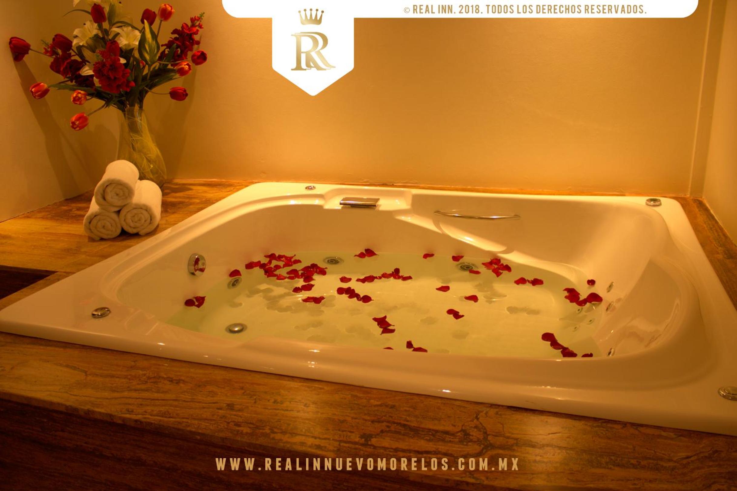 Deluxe Suite with Spa Bath photo 3