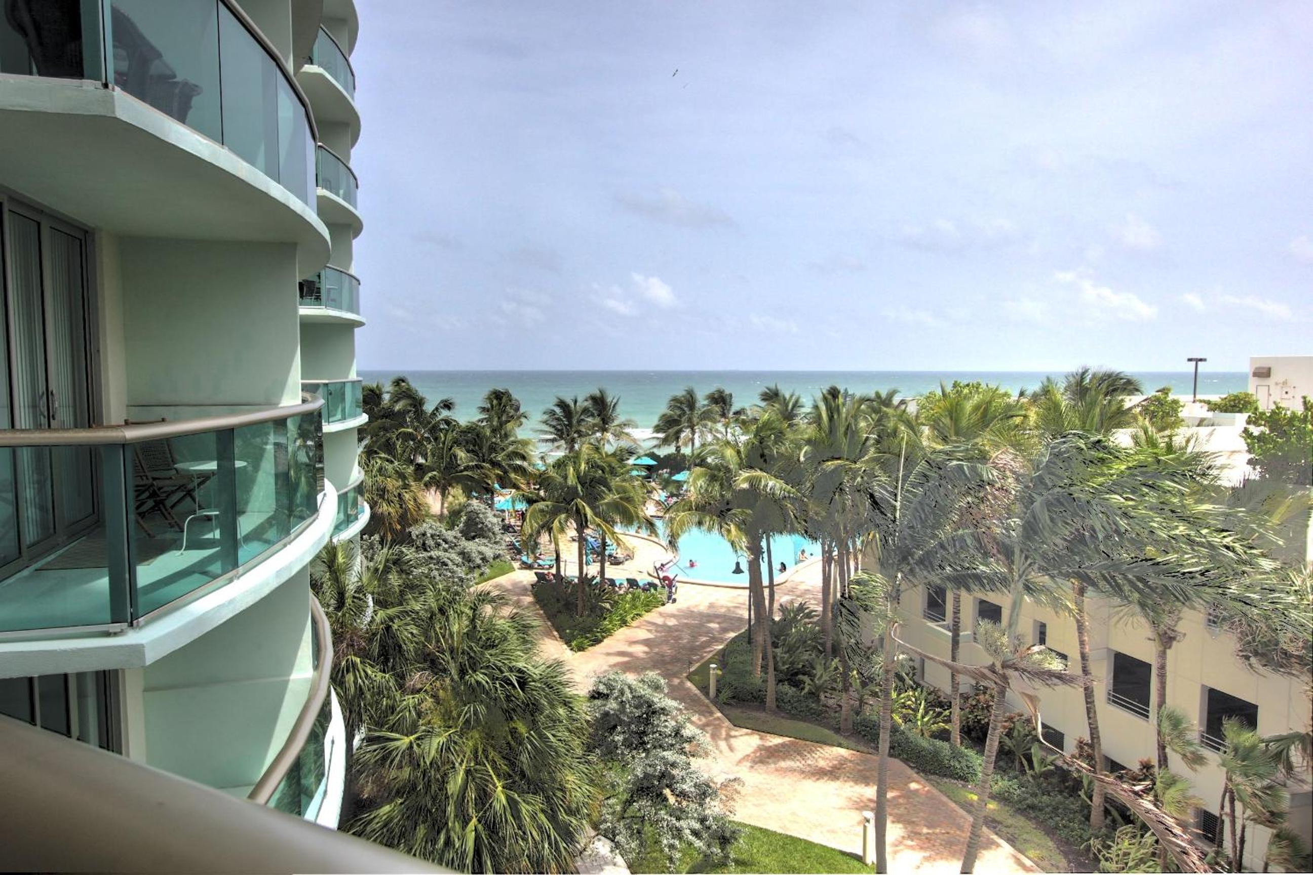 Standard One-Bedroom Apartment with Pool and Ocean View