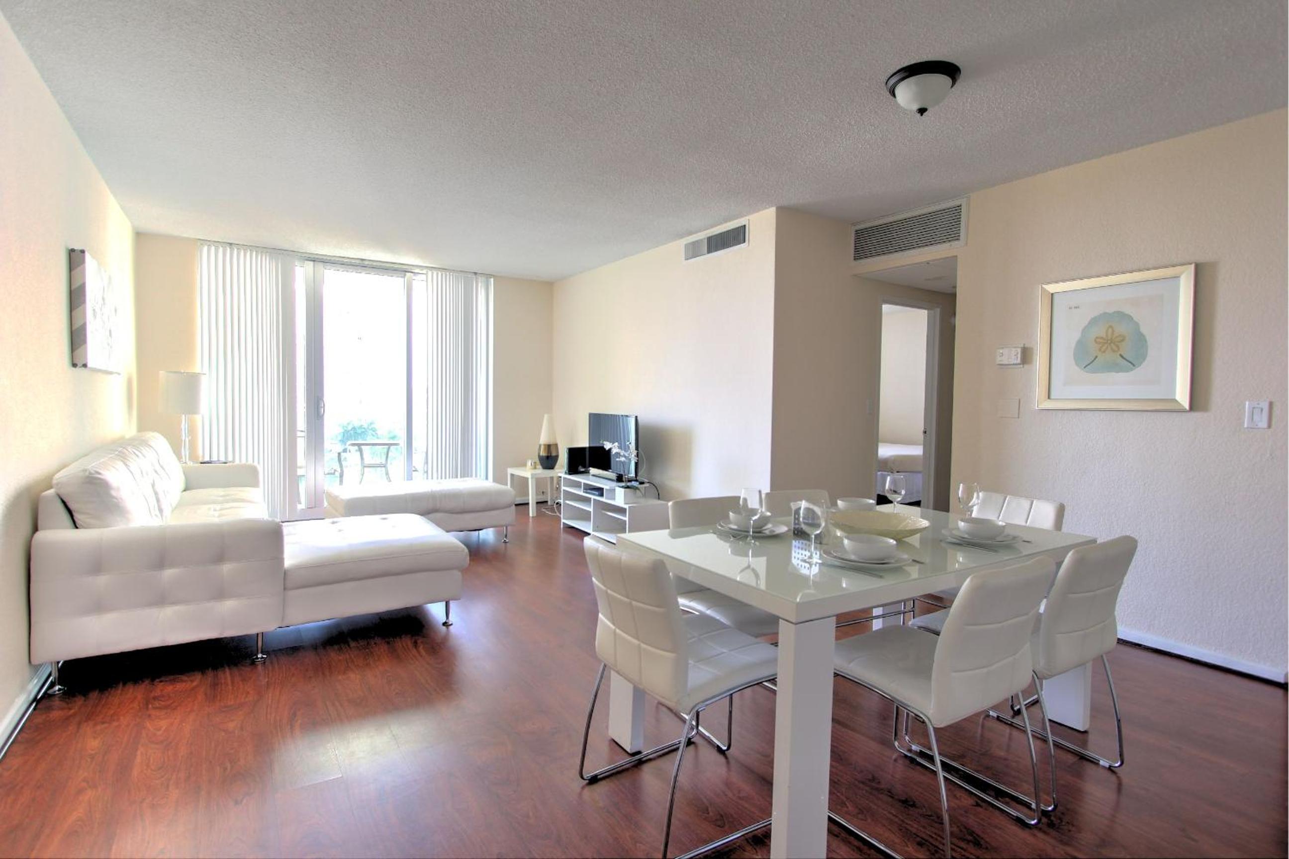 Classic One-Bedroom Apartment with City View