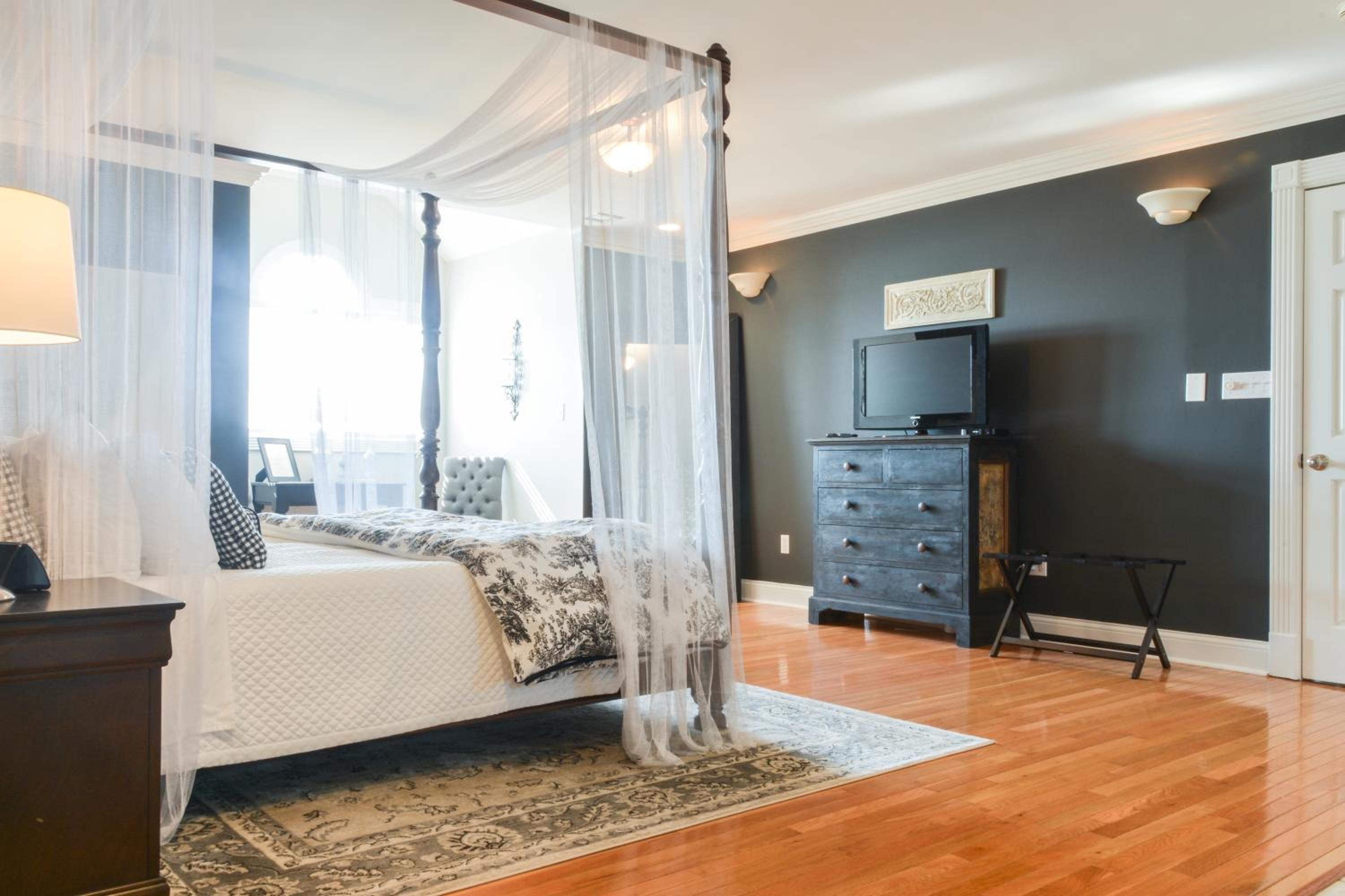 Deluxe King Suite - Photo 1