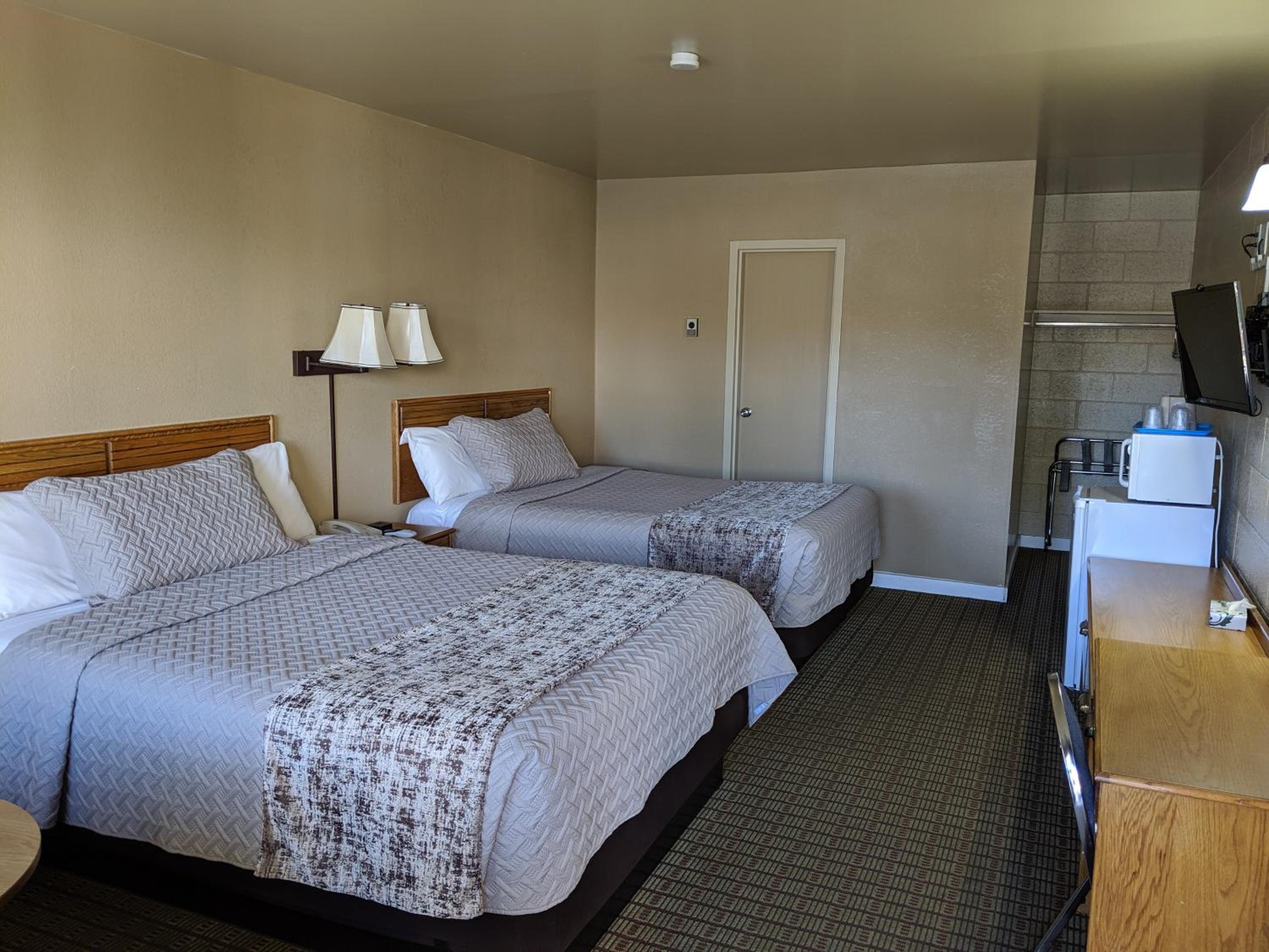 Non-Smoking Double Queen Room photo 2