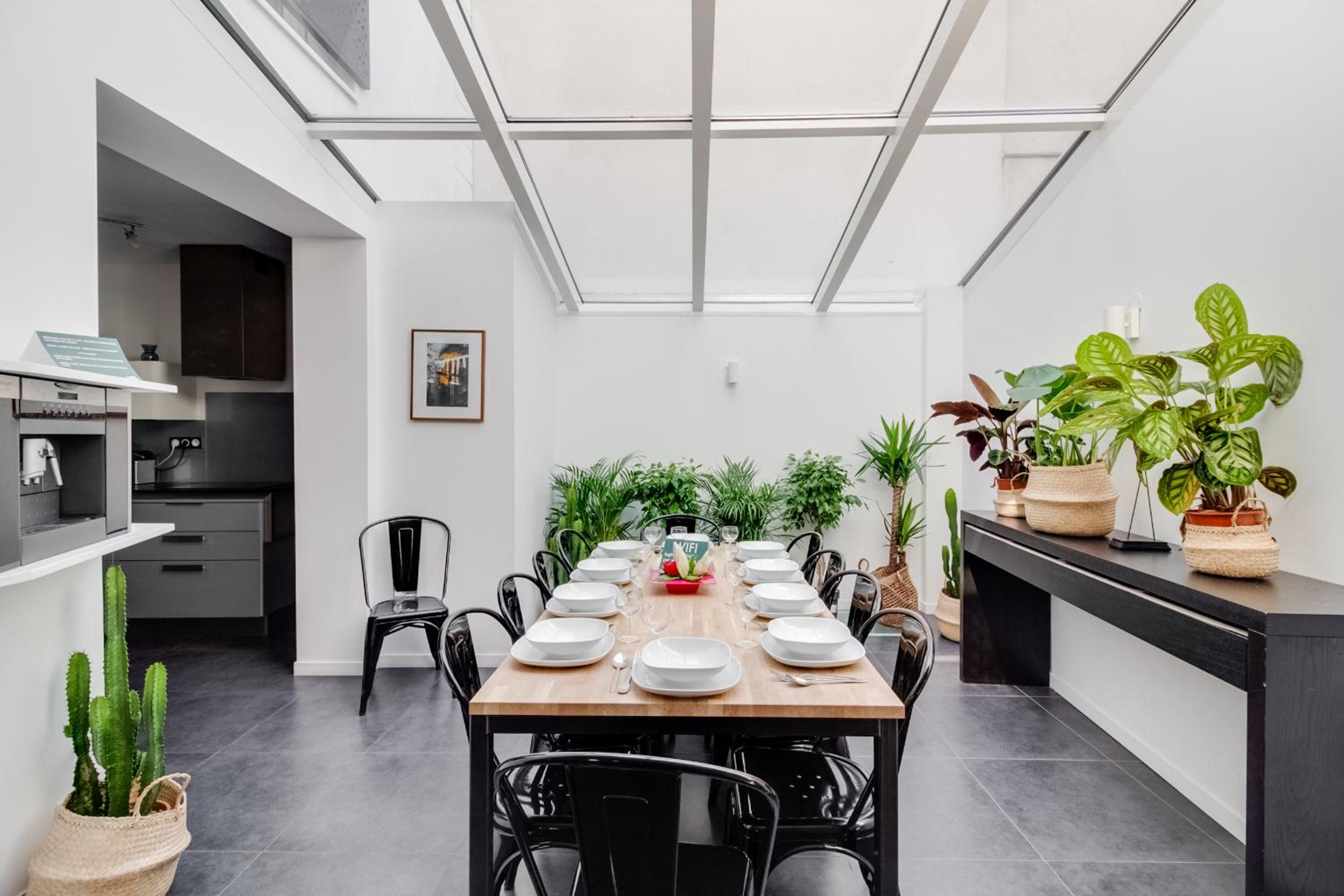 Six-Bedroom House - Photo 13