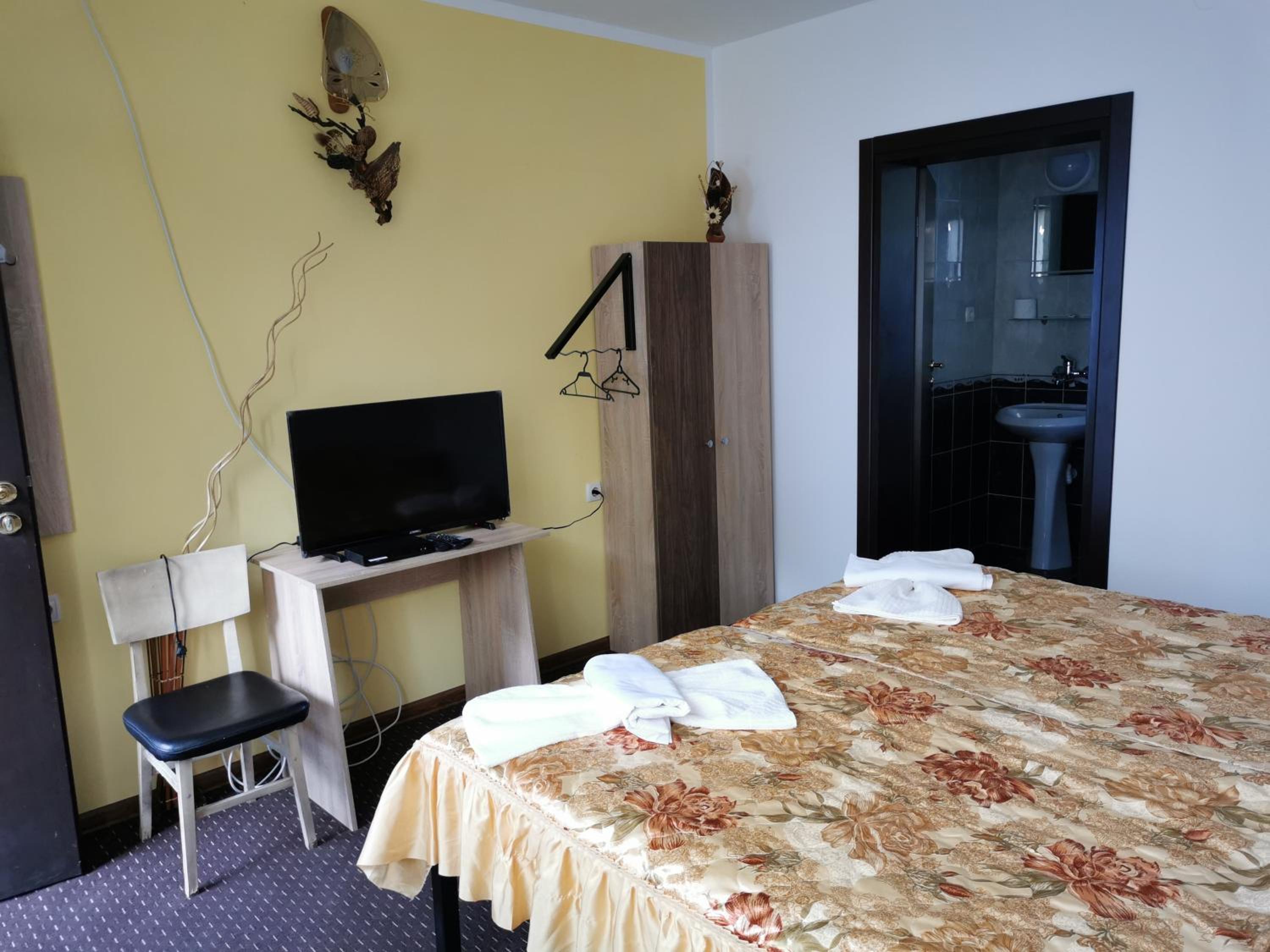 Double Room with Private Bathroom photo 3