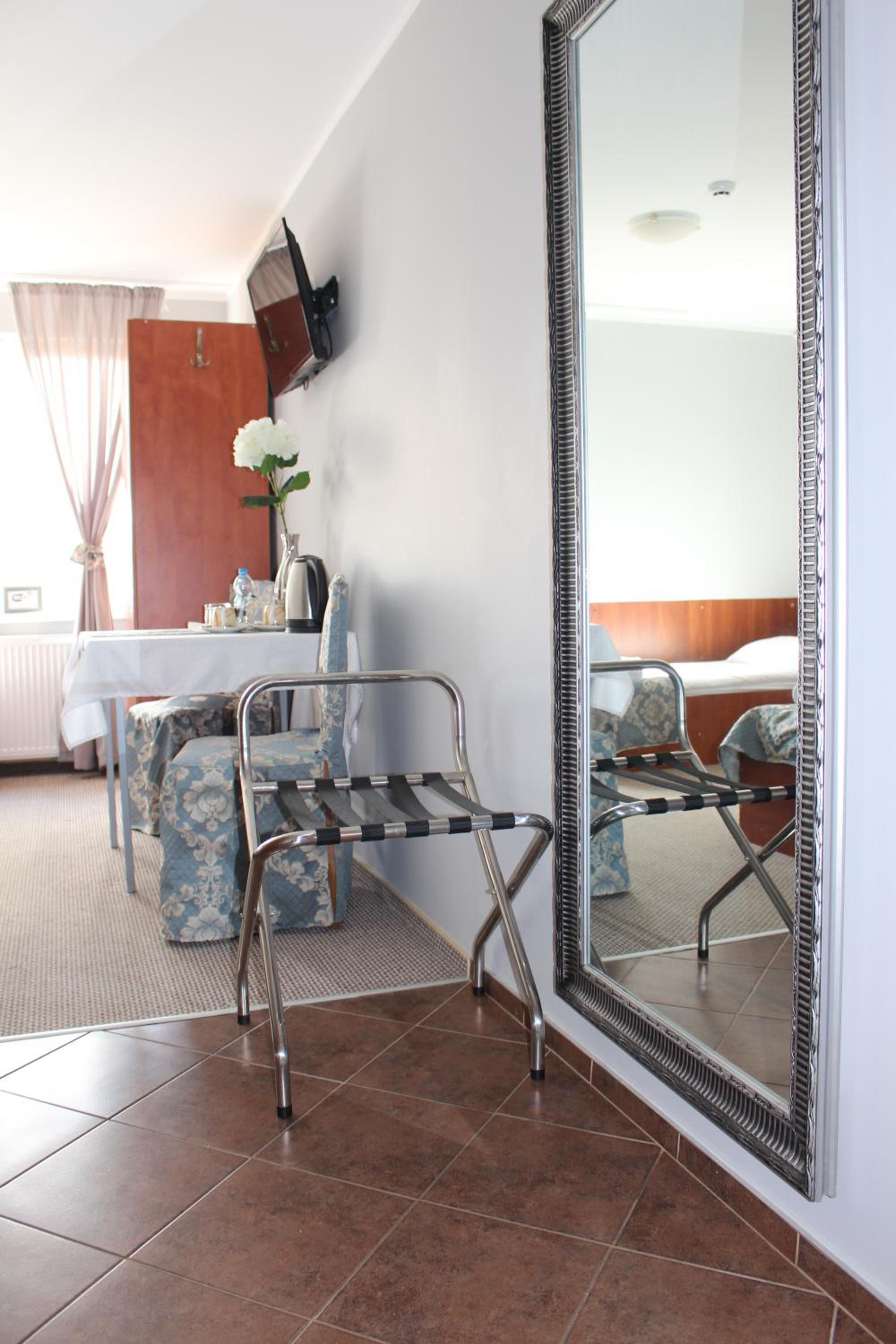 Twin Room - Photo 8