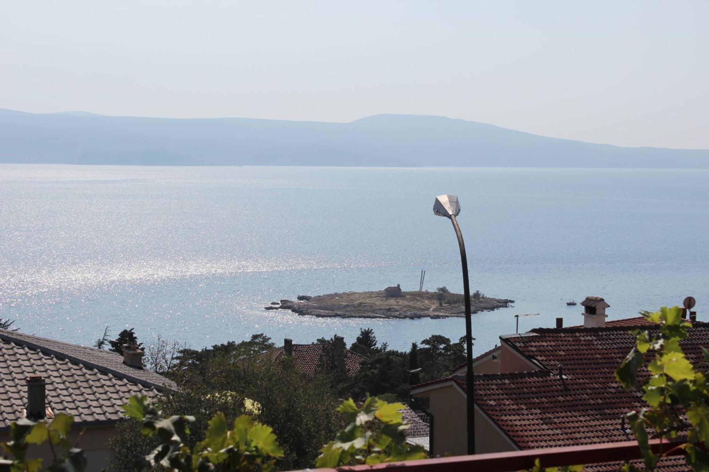Comfort  Three-Bedroom Apartment  with Balcony and Sea View 