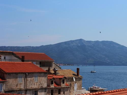 One-Bedroom Apartment with Balcony and Sea View - Photo 5
