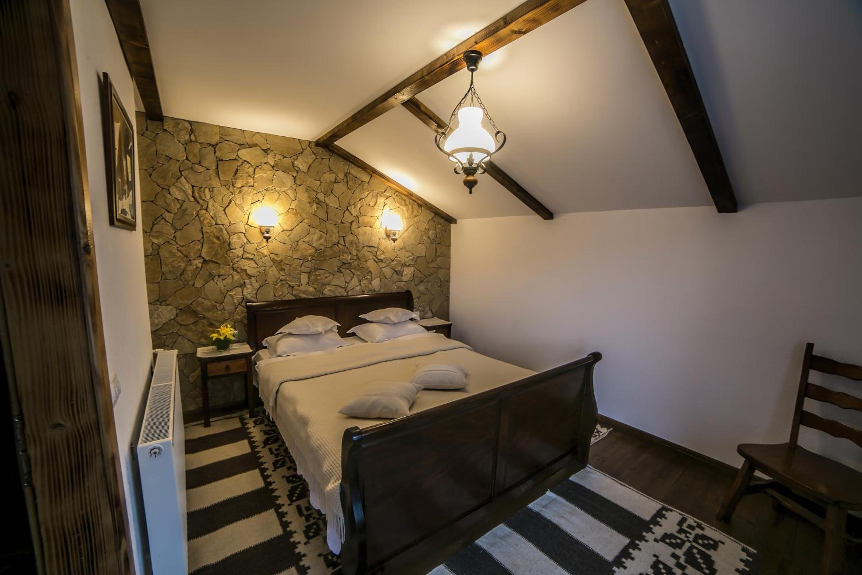 Standard Double Room - Photo 11
