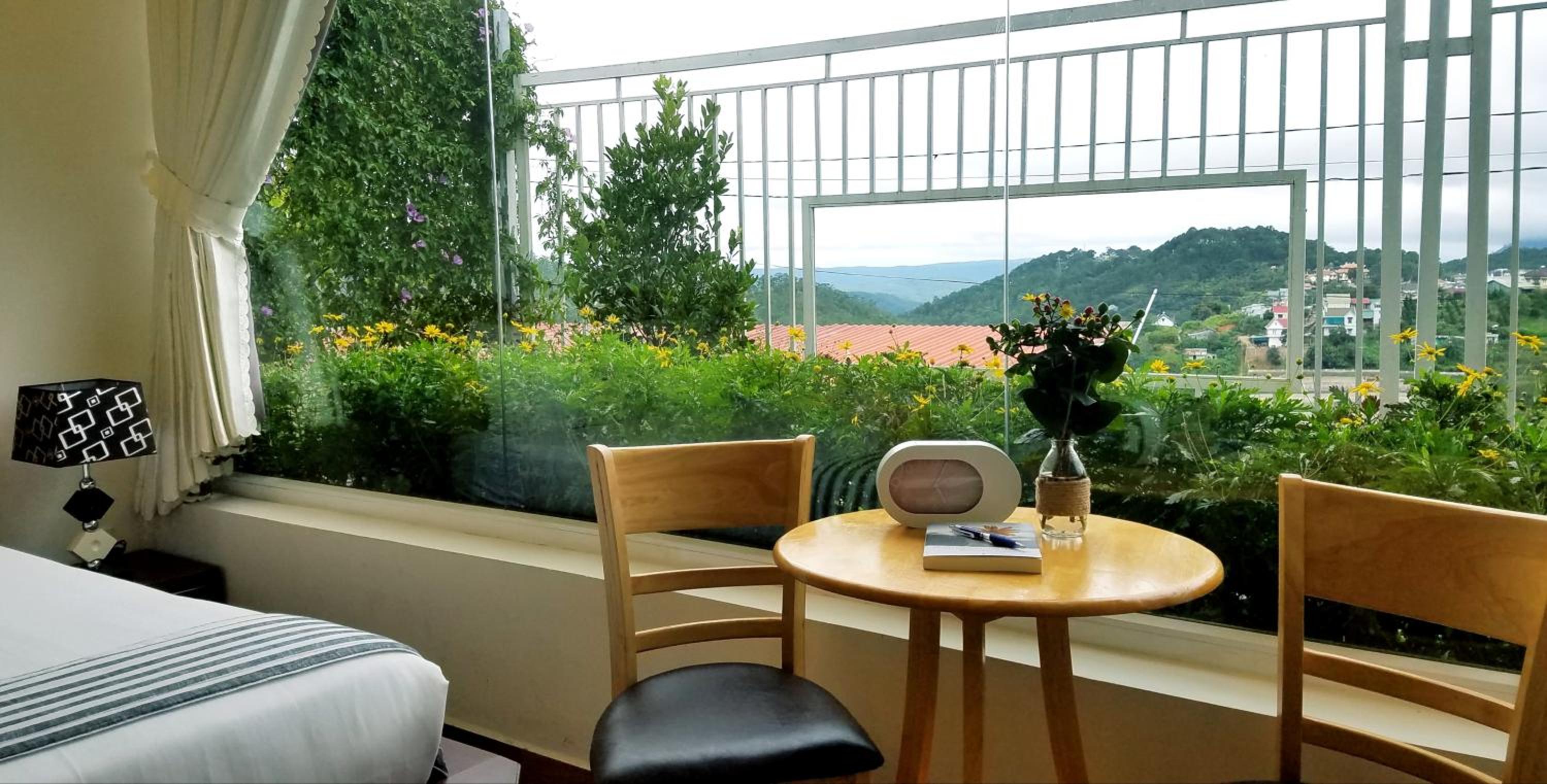 Family Room with Mountain View photo 1
