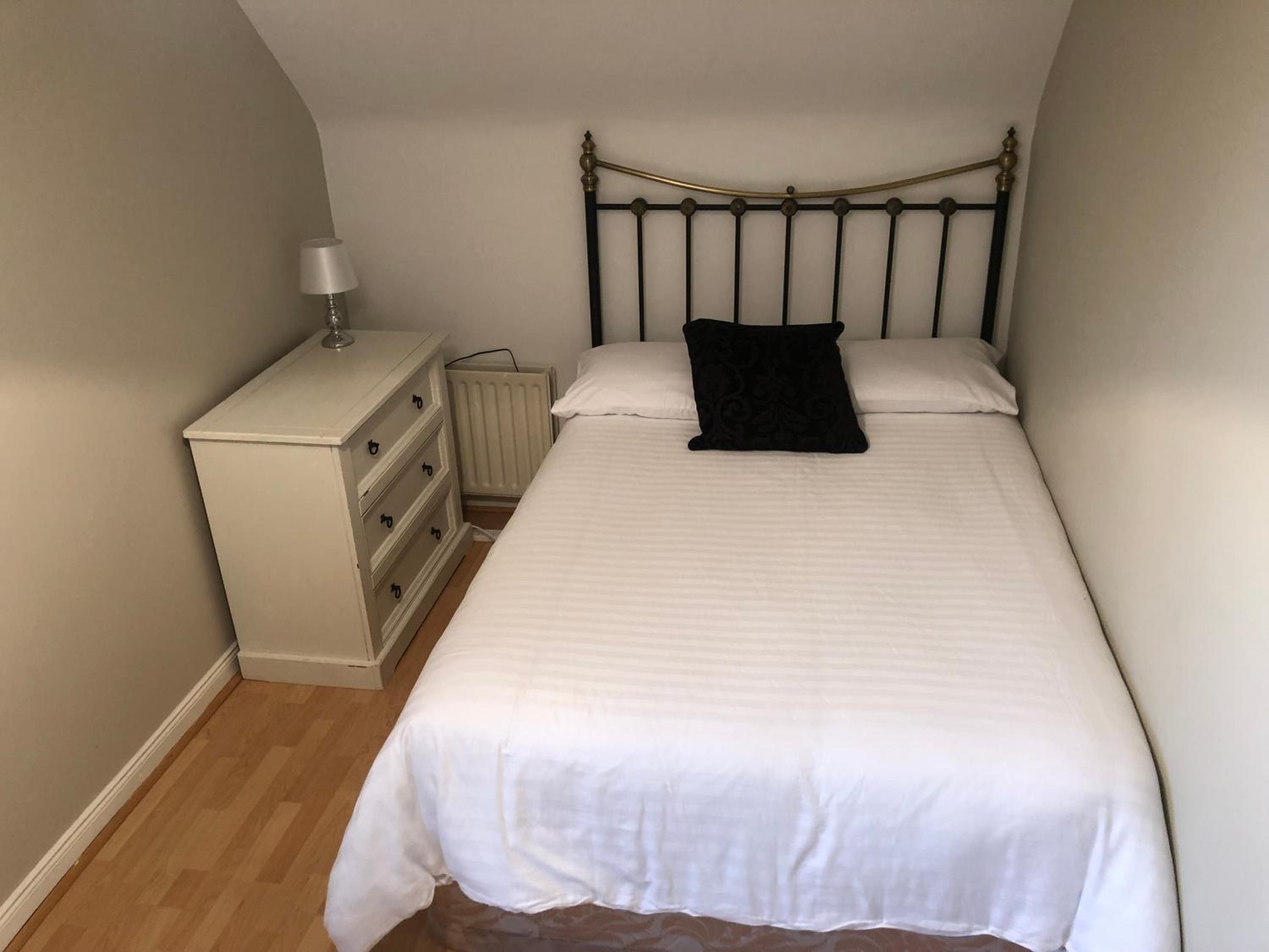 Five-Bedroom House photo 1