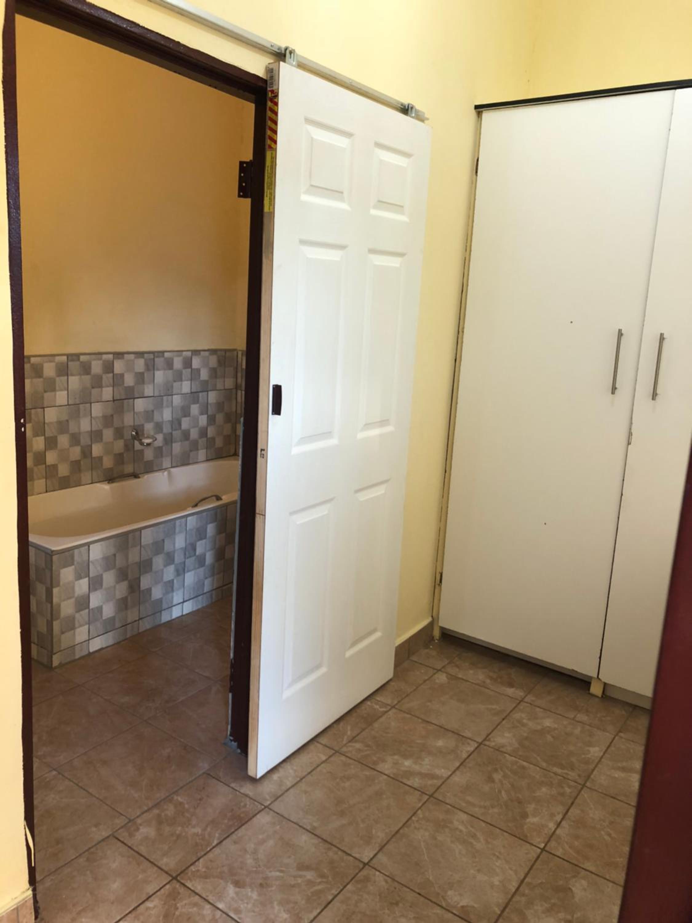 Budget Twin Room - Photo 6