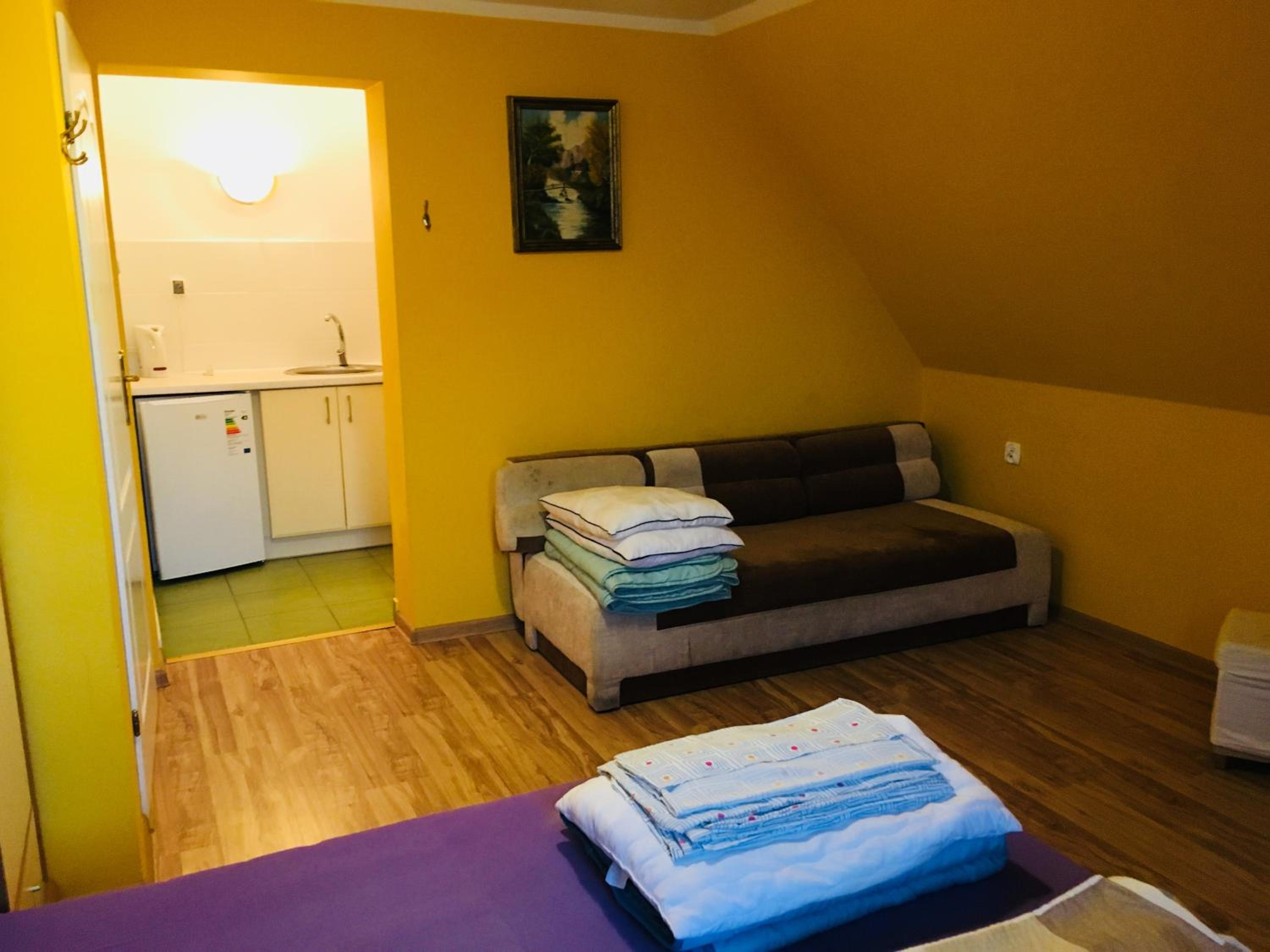 Quadruple Room with Private Bathroom - Photo 3