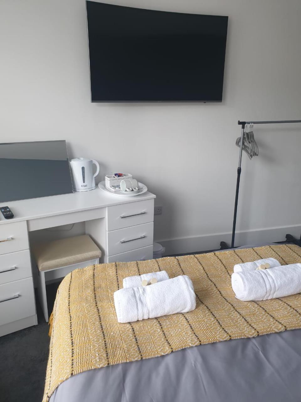 Double or Twin Room with Private Bathroom photo 2
