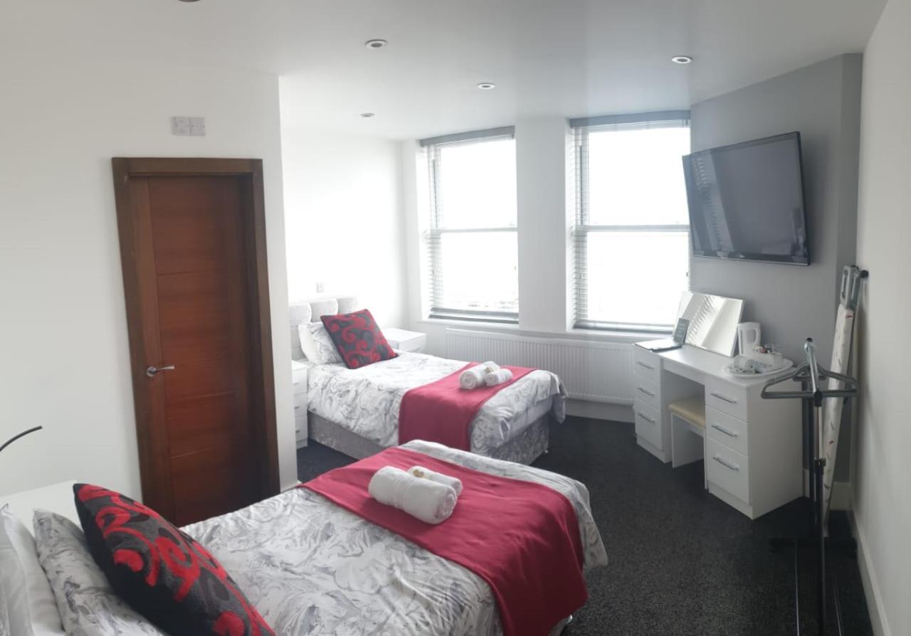 Twin Room with Private Bathroom photo 2