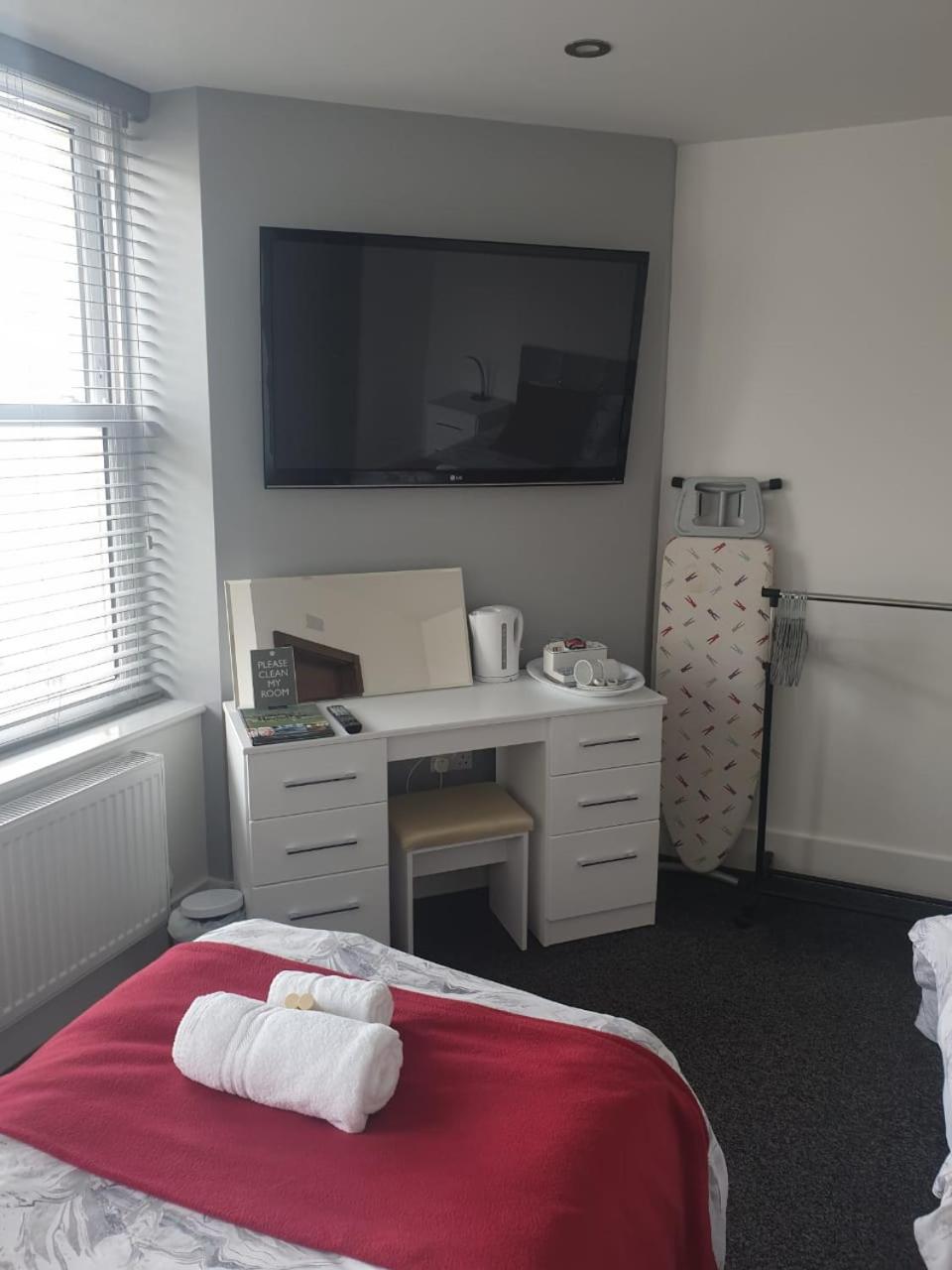 Twin Room with Private Bathroom photo 1