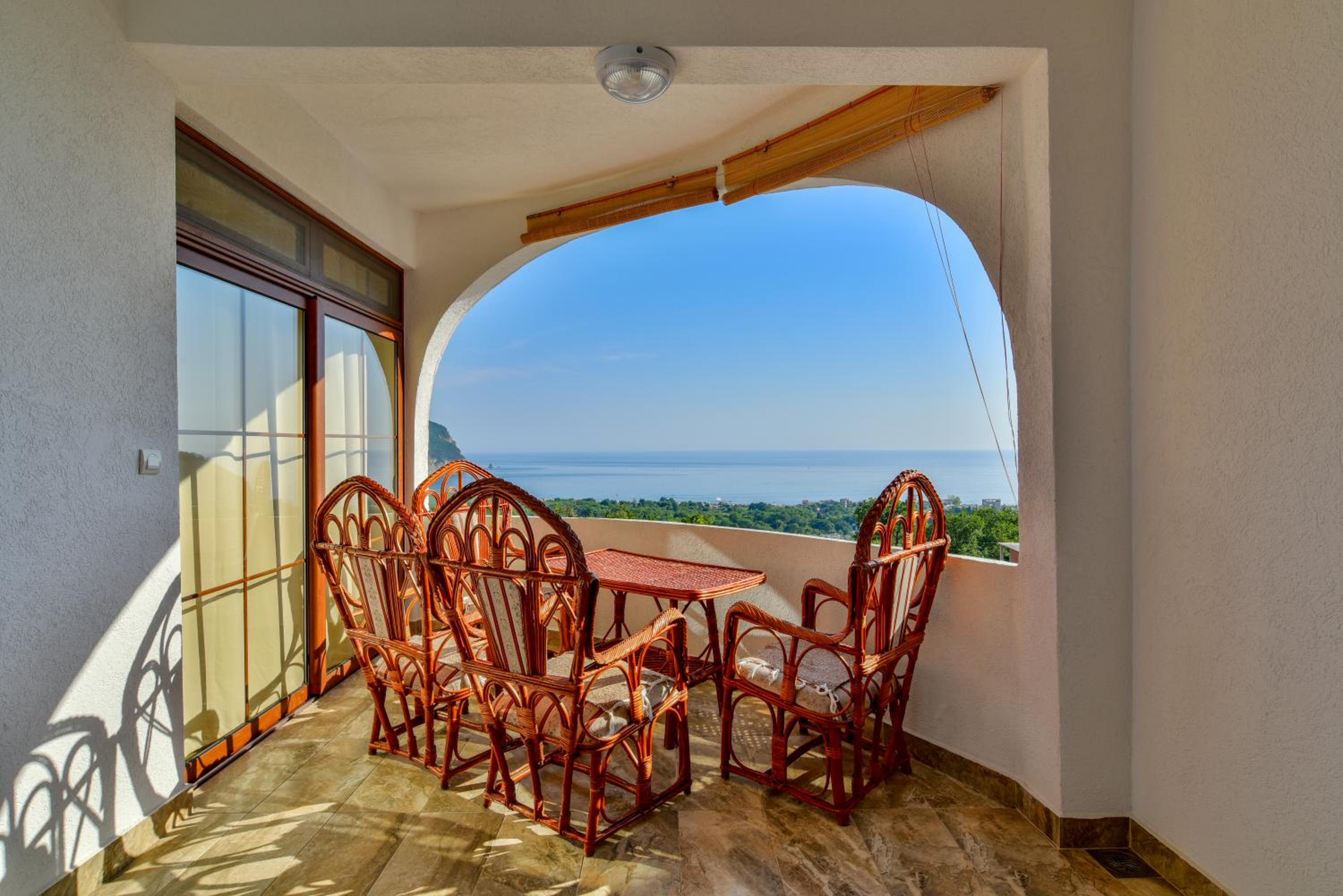 Deluxe Two-Bedroom Apartment with Sea View photo 2