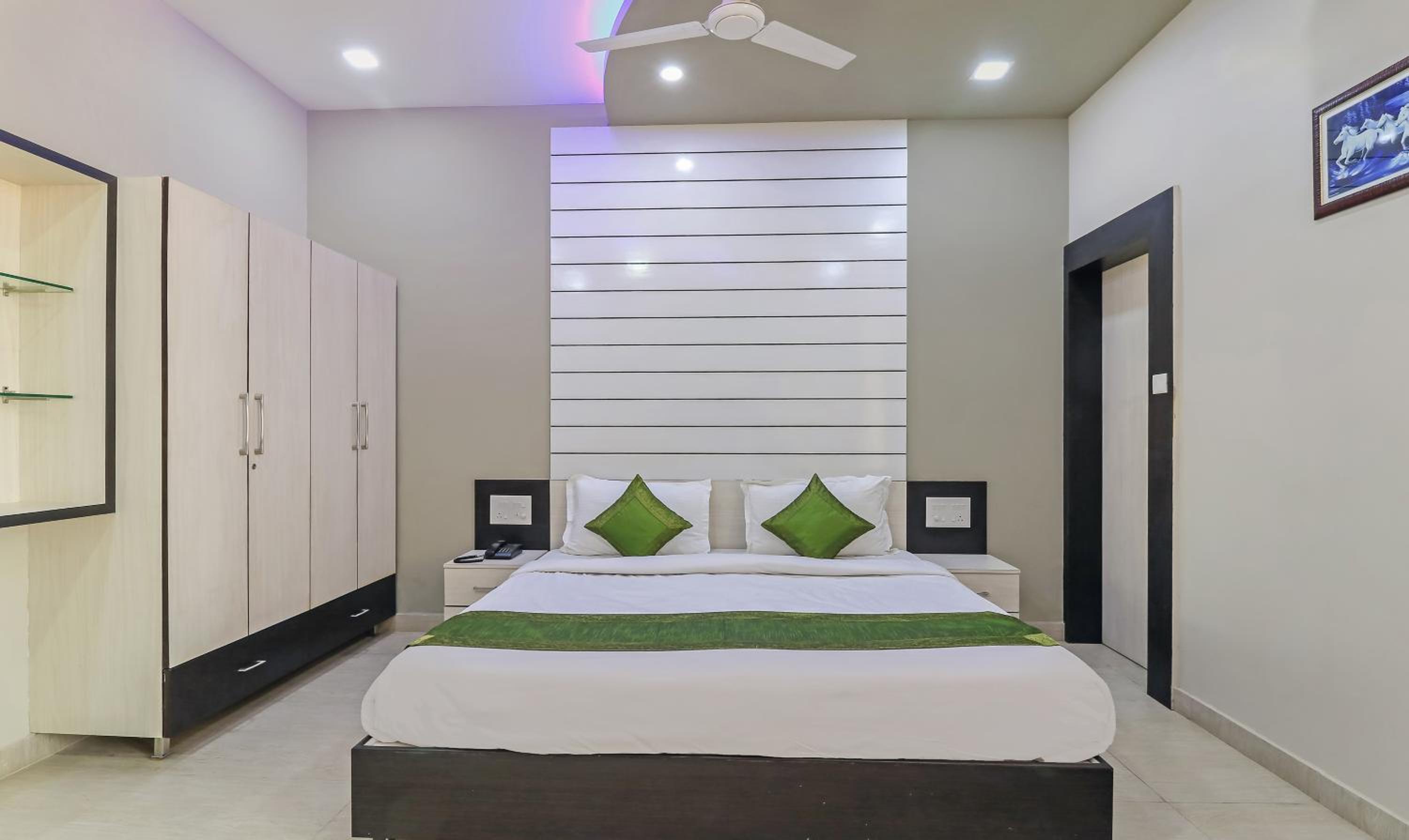 [Sanitized] Deluxe Double Room photo 1