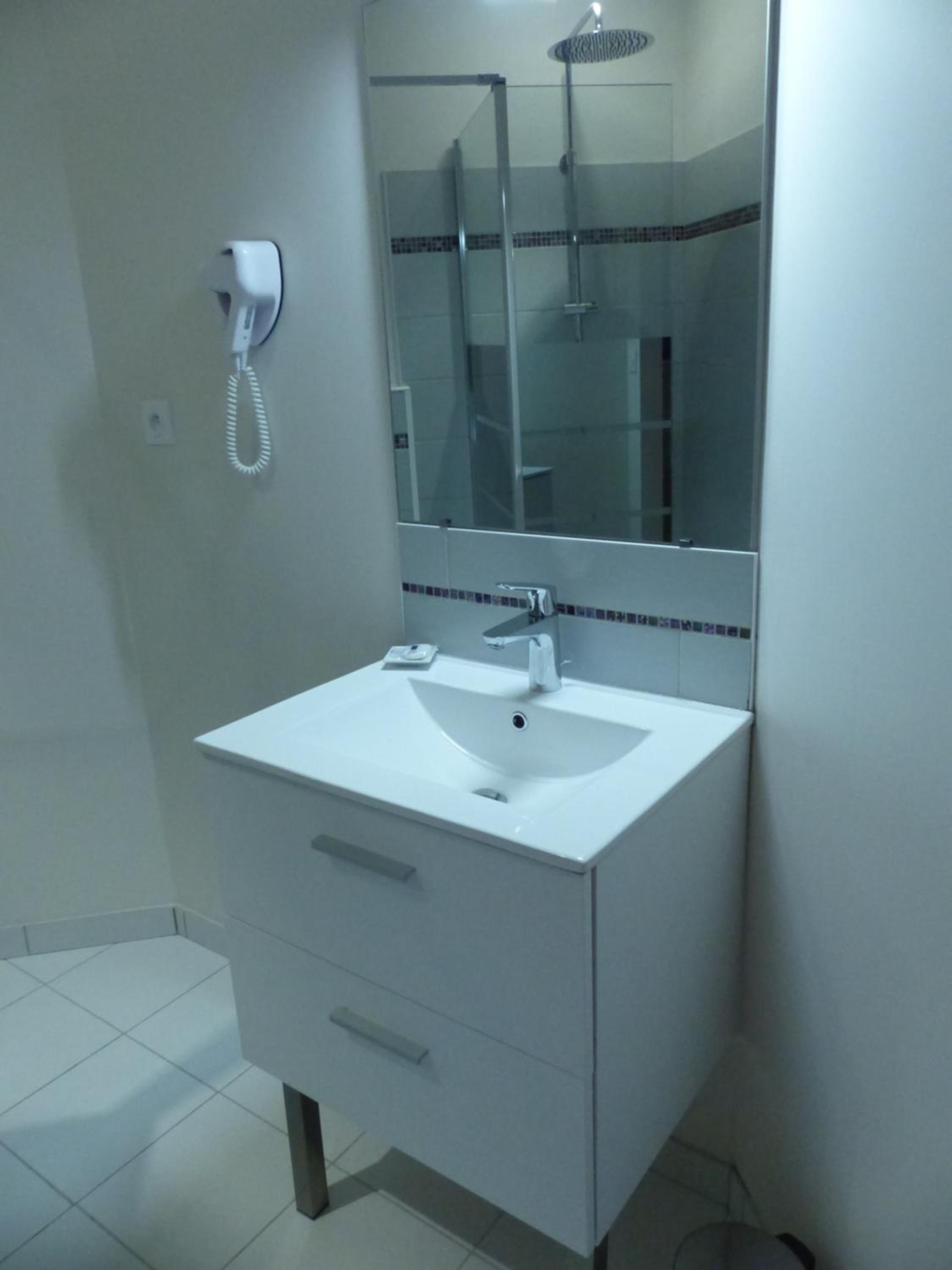 Double Room with Private Bathroom - Photo 6