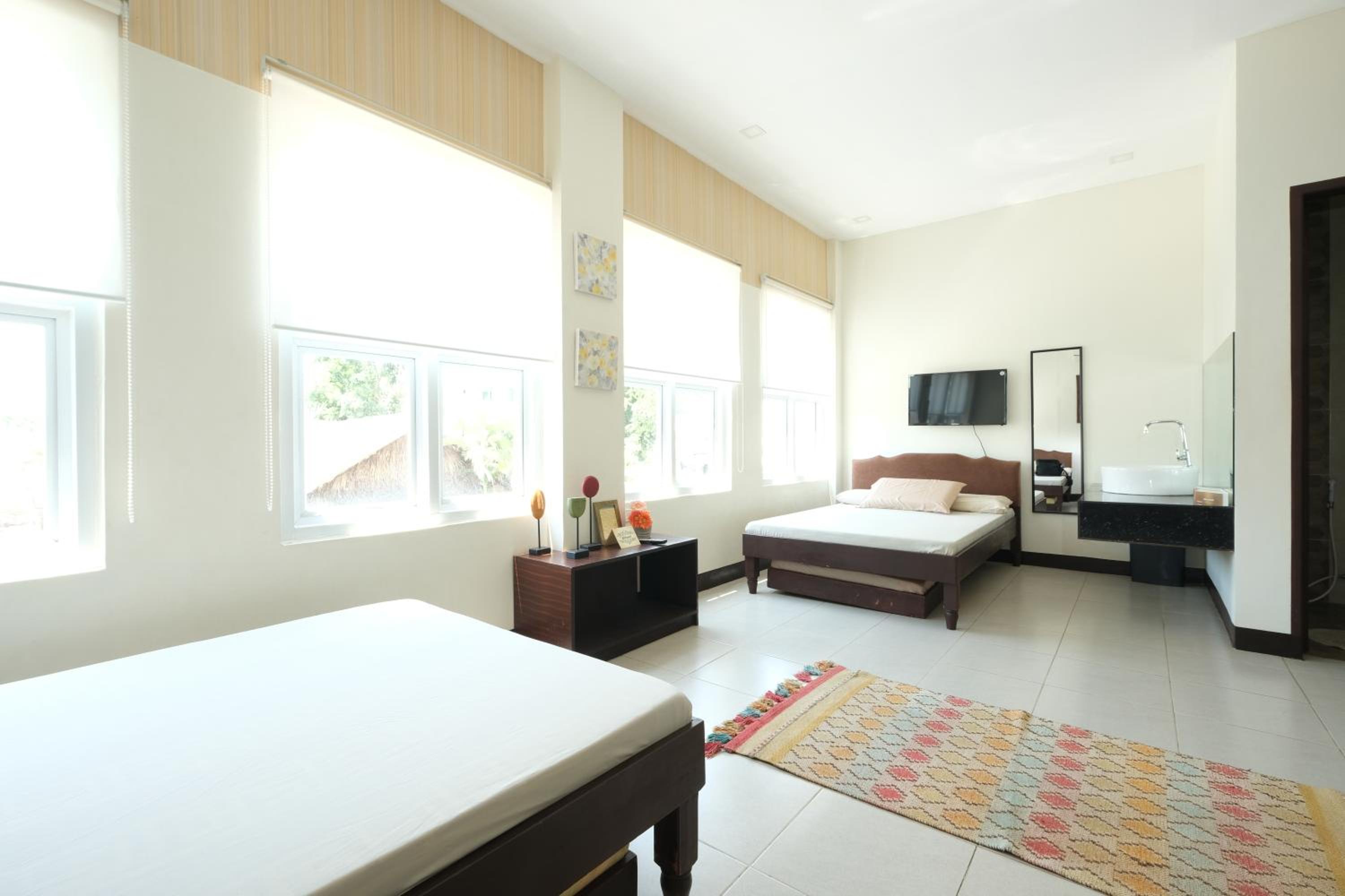 8-Bed Mixed Dormitory Room