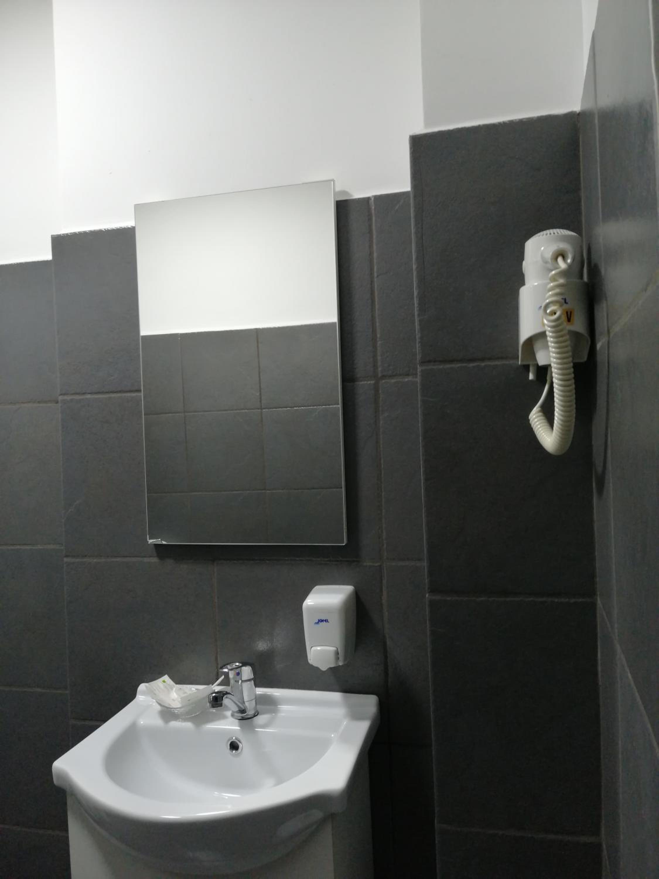 Economy Twin Room - No Window