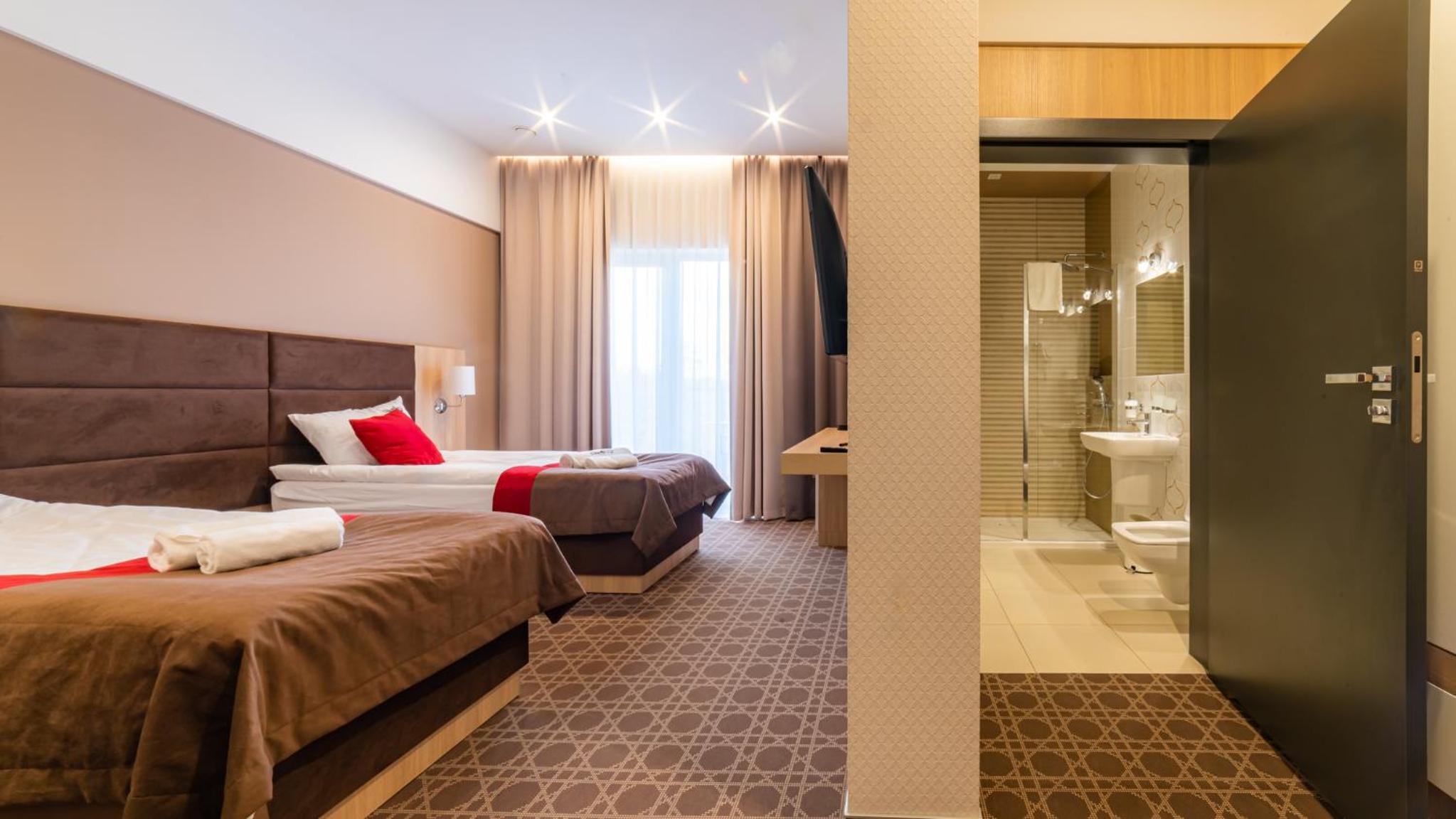 Twin Room with Balcony - Photo 3