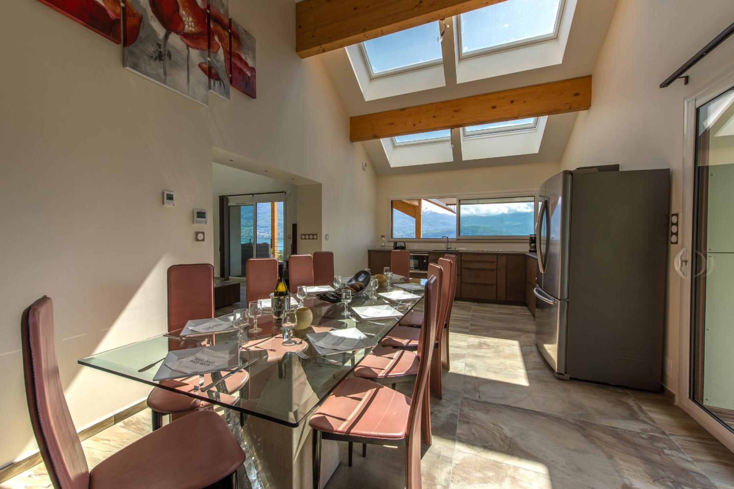 Six-Bedroom Apartment with Lake View photo 3