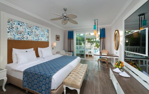 Deluxe Double Pool Room