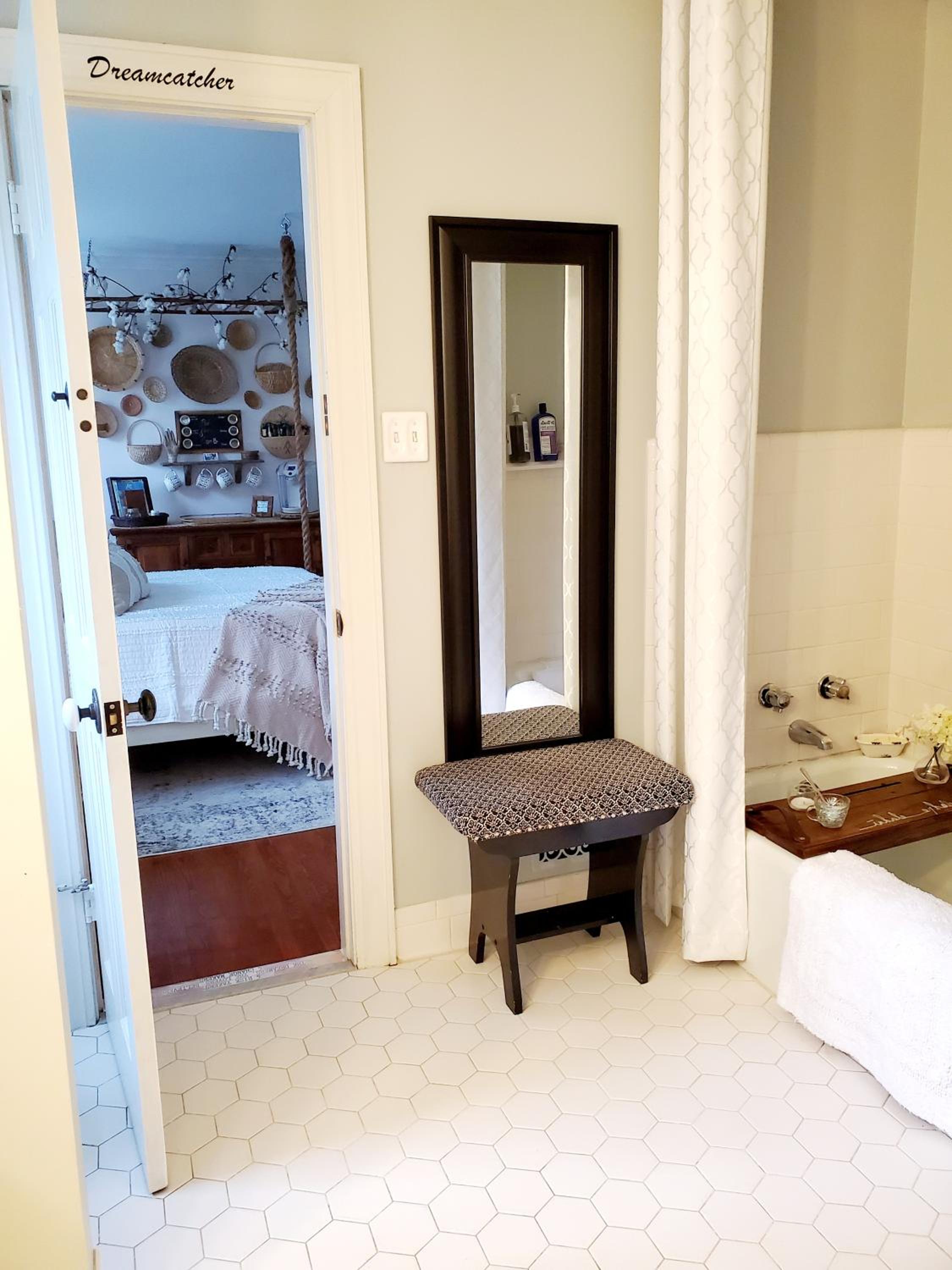 Queen Room with Shared Bathroom photo 3
