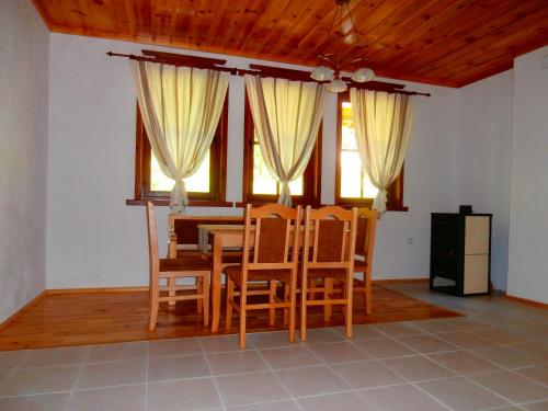 Three-Bedroom Apartment photo 2