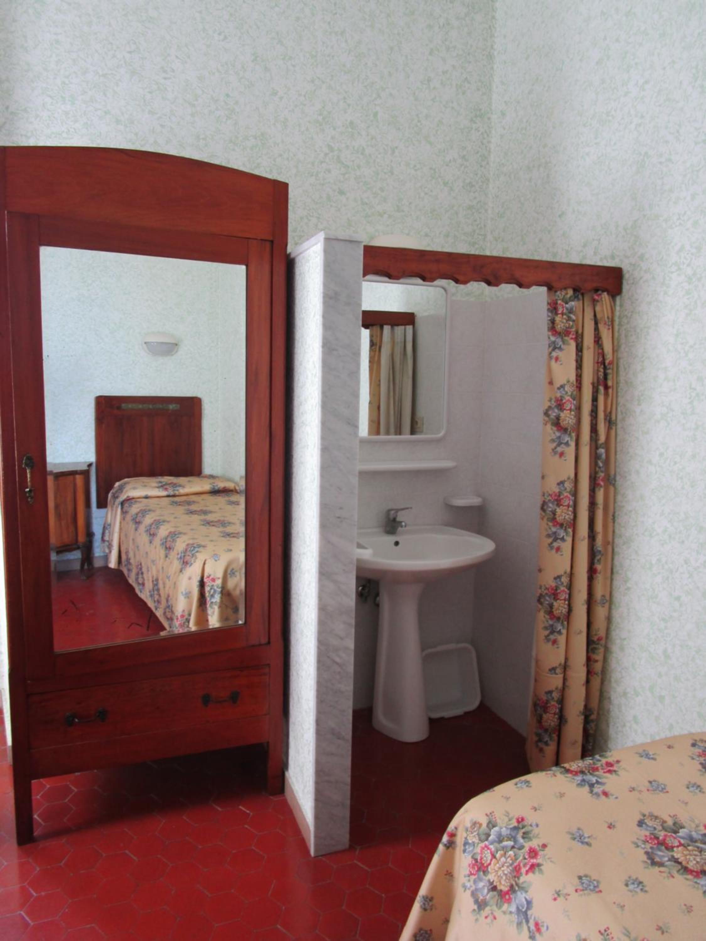 Standard Single Room with Shared Bathroom photo 2
