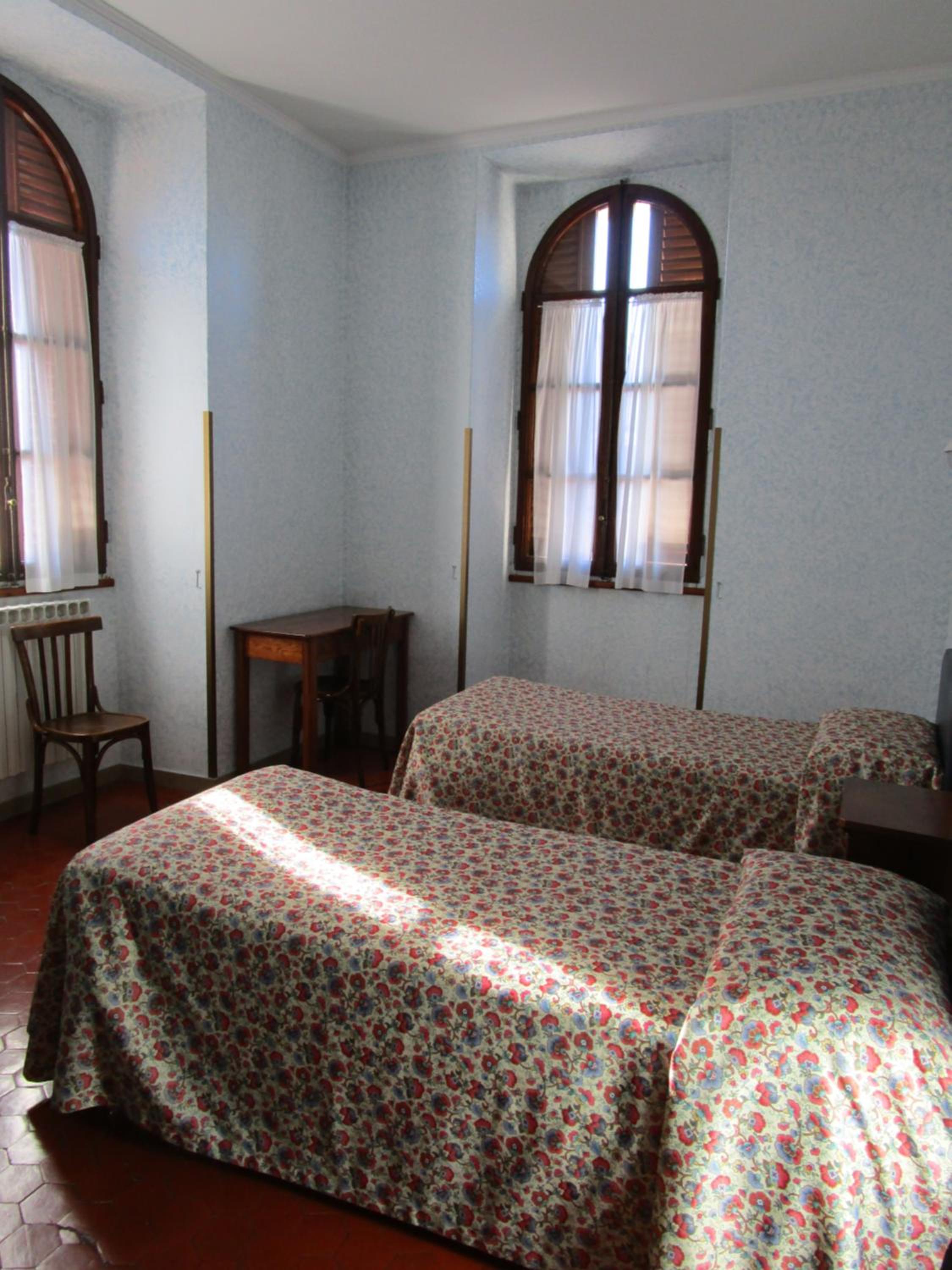 Standard Twin Room with Shared Bathroom photo 3