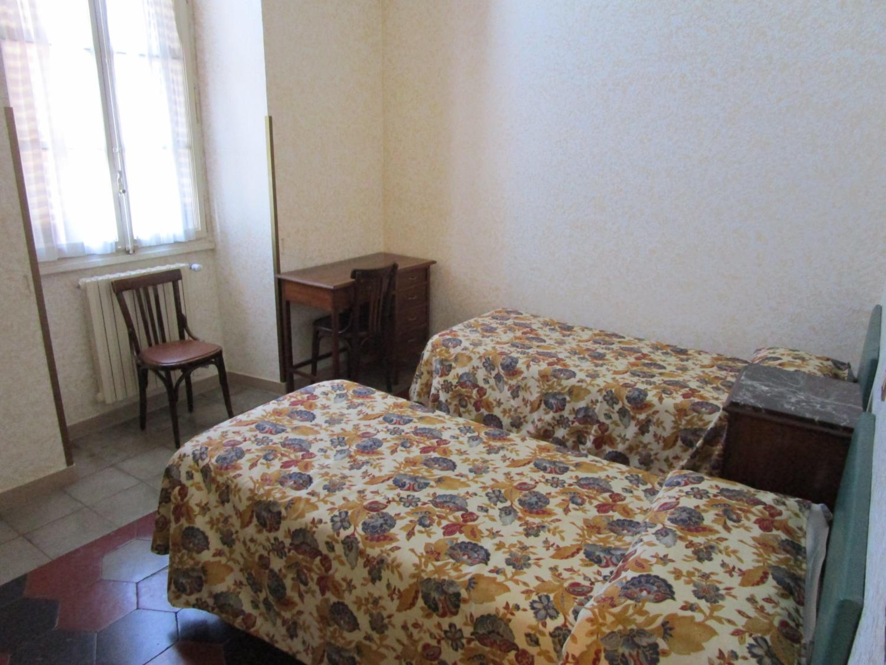 Standard Twin Room with Shared Bathroom photo 2